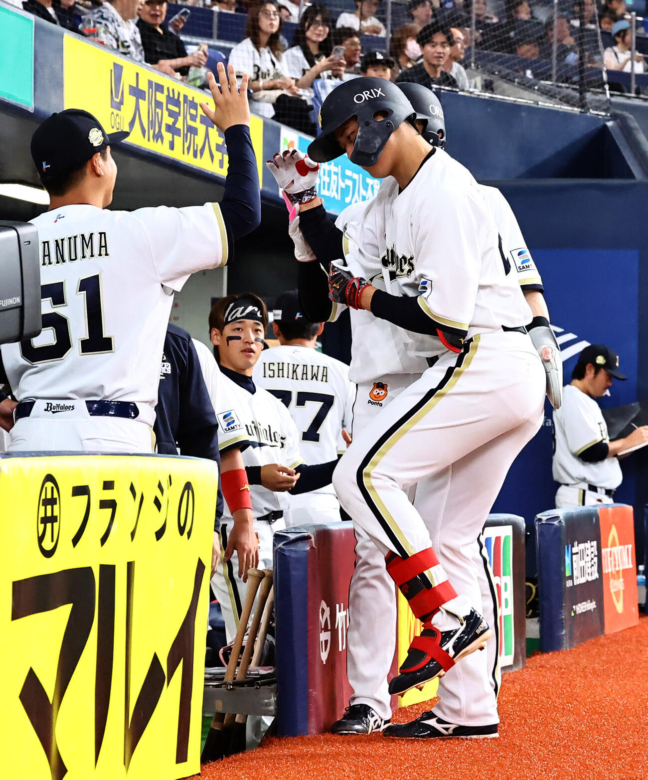 オリックス対中日　1回裏オリックス1死二塁、2点本塁打を放った紅林弘太郎はナインの出迎えを受ける（撮影・上田博志）