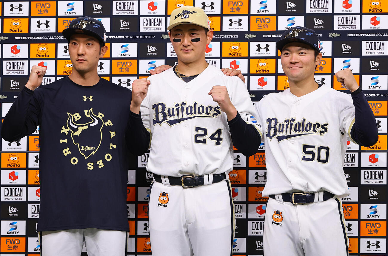 オリックス対中日　お立ち台でガッツポーズする左から田嶋大樹、紅林弘太郎、山中稜真（撮影・上田博志）
