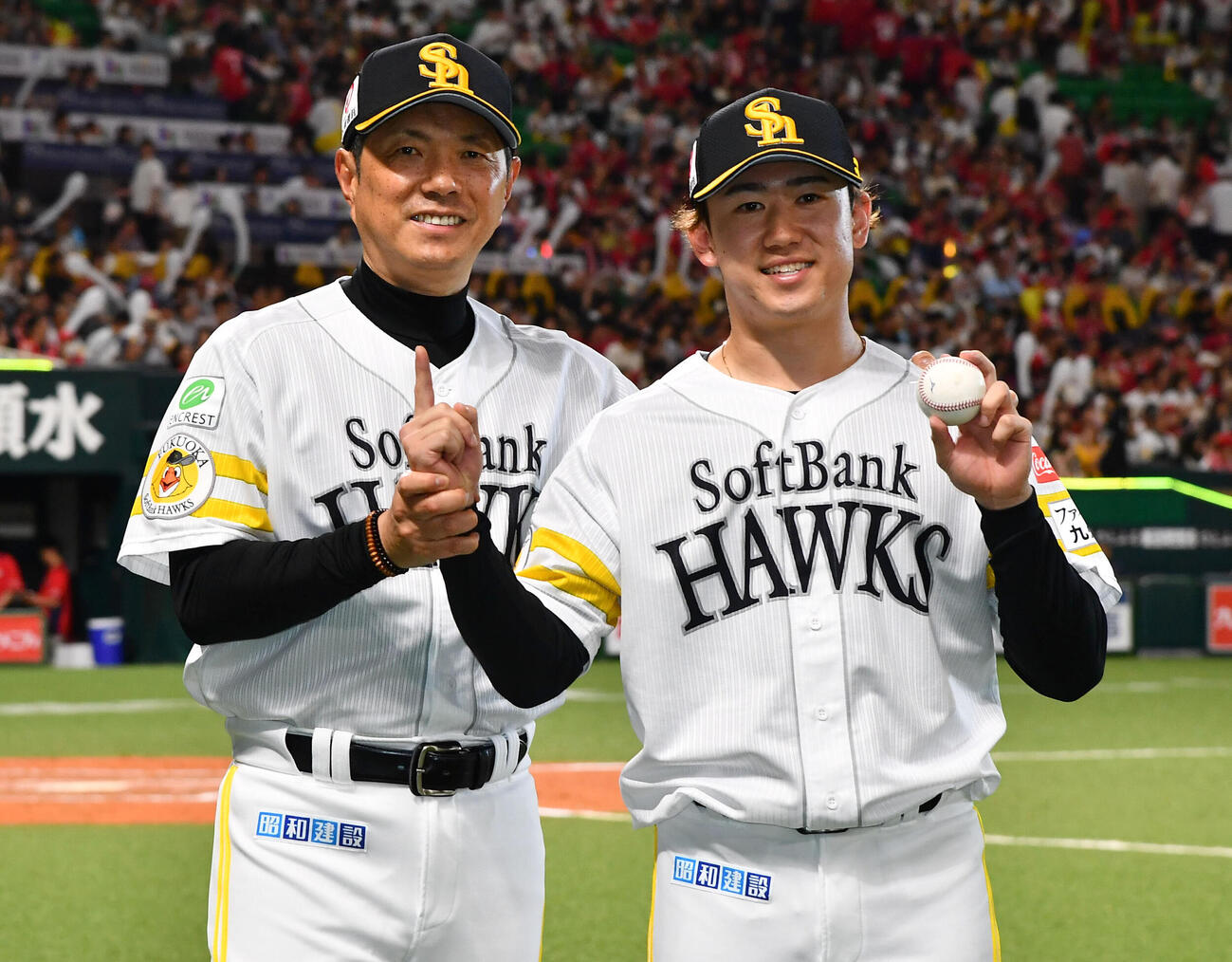 ソフトバンク対広島　プロ初勝利を挙げたソフトバンク木村光（右）は、ウイニングボールを手に小久保裕紀監督と笑顔で記念撮影する（撮影・岩下翔太）