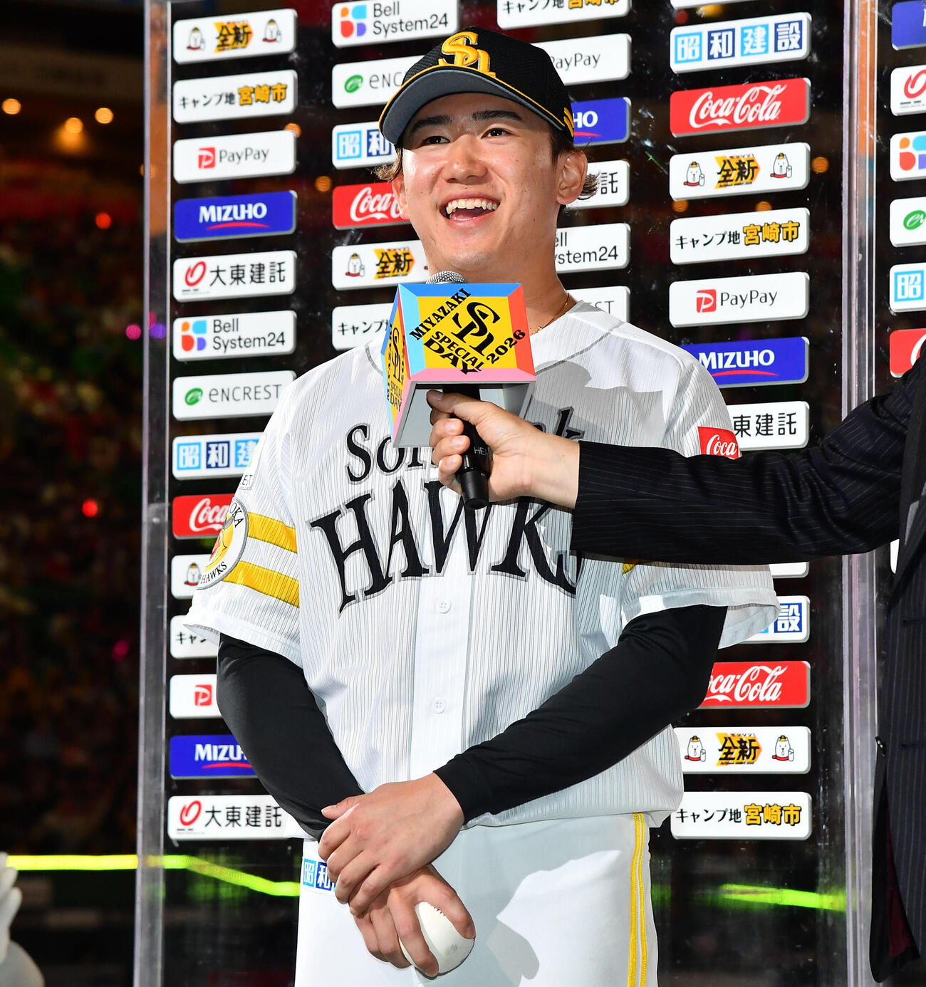 ソフトバンク対広島　プロ初勝利を挙げたソフトバンク木村光は、ウイニングボールを手に笑顔でヒーローインタビューを受ける（撮影・岩下翔太）