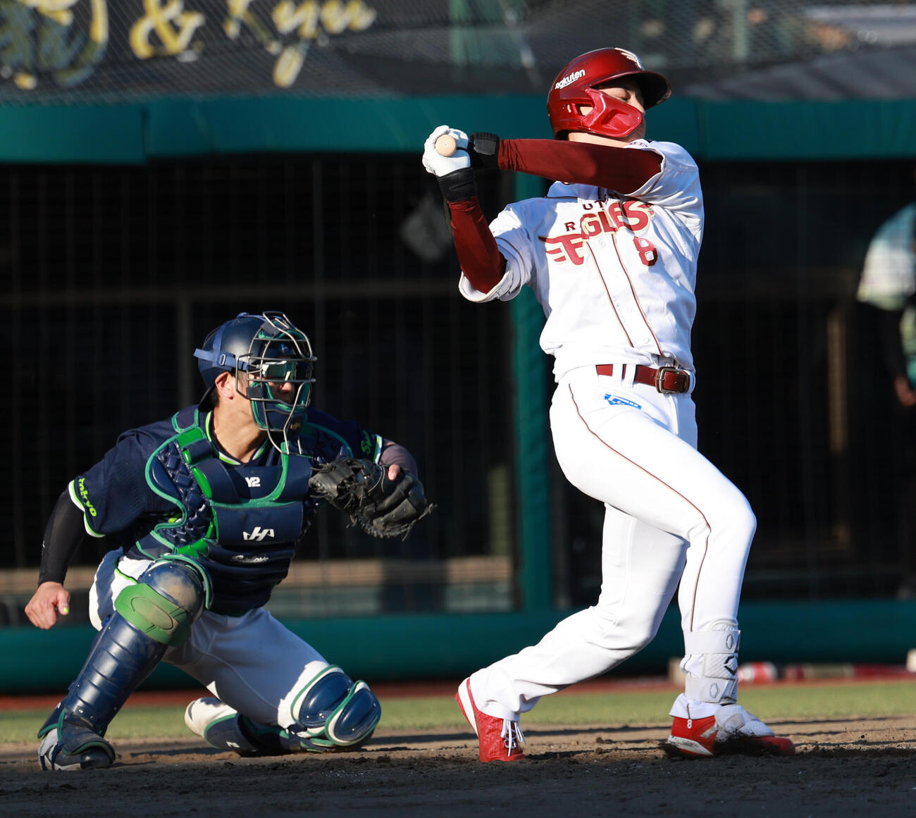 交流戦　楽天対ヤクルト　9回裏楽天2死満塁、三振を喫し最後の打者となる辰己涼介（撮影・水谷安孝）