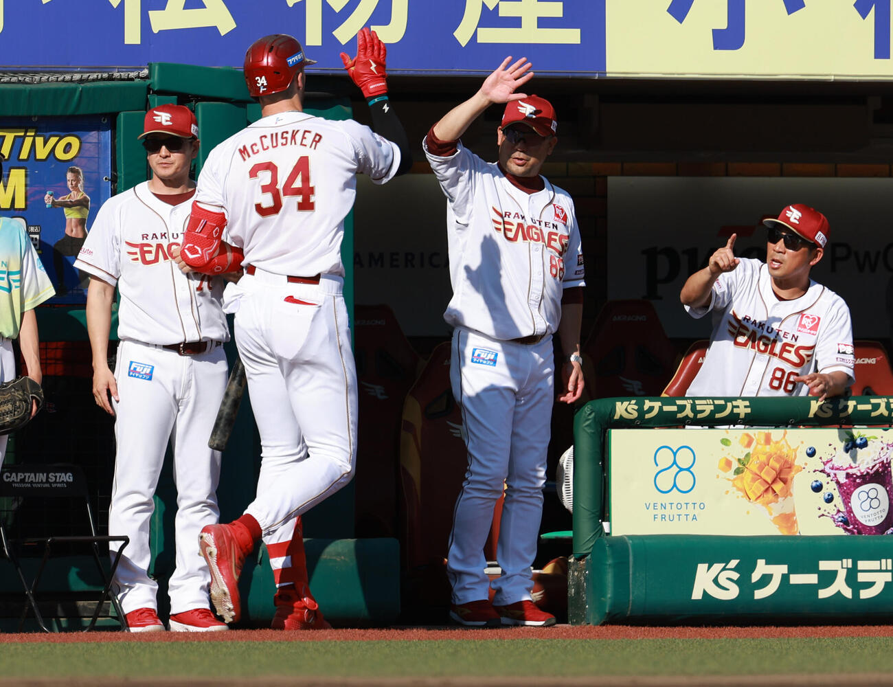 交流戦　楽天対ヤクルト　7回裏楽天2死、本塁打を放つマッカスカーを出迎える三木肇監督（撮影・水谷安孝）