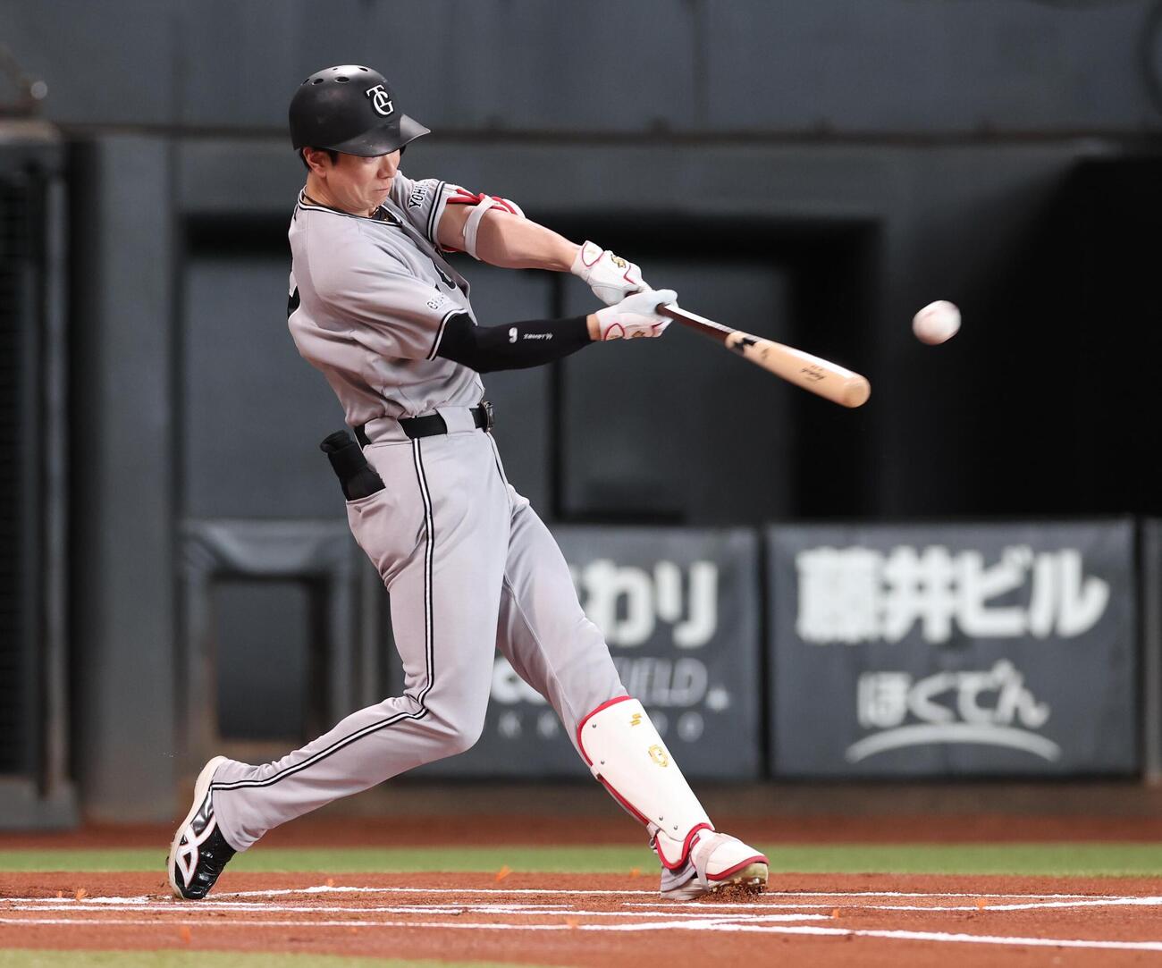 日本ハム対巨人　1回表巨人1死二塁、適時二塁打を放つ松本剛（撮影・黒川智章）＝2026年5月30日