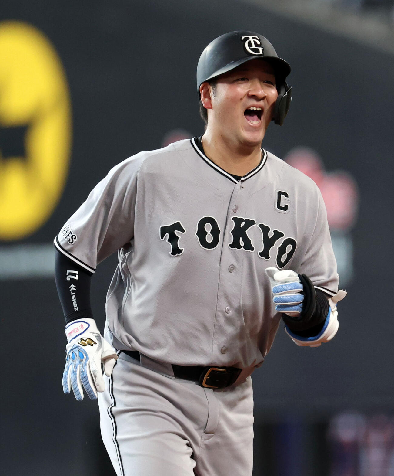 日本ハム対巨人　2回表巨人無死、岸田行倫はソロ本塁打を放ち雄たけびを上げて三塁を回る（撮影・浅見桂子）