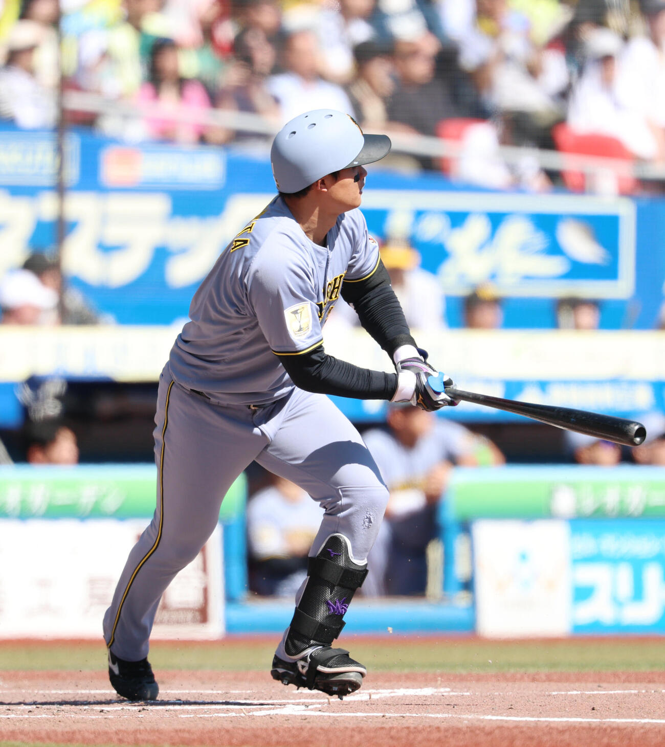ロッテ対阪神　3回表阪神2死一塁、2点本塁打を放つ森下翔太（撮影・増田悦実）