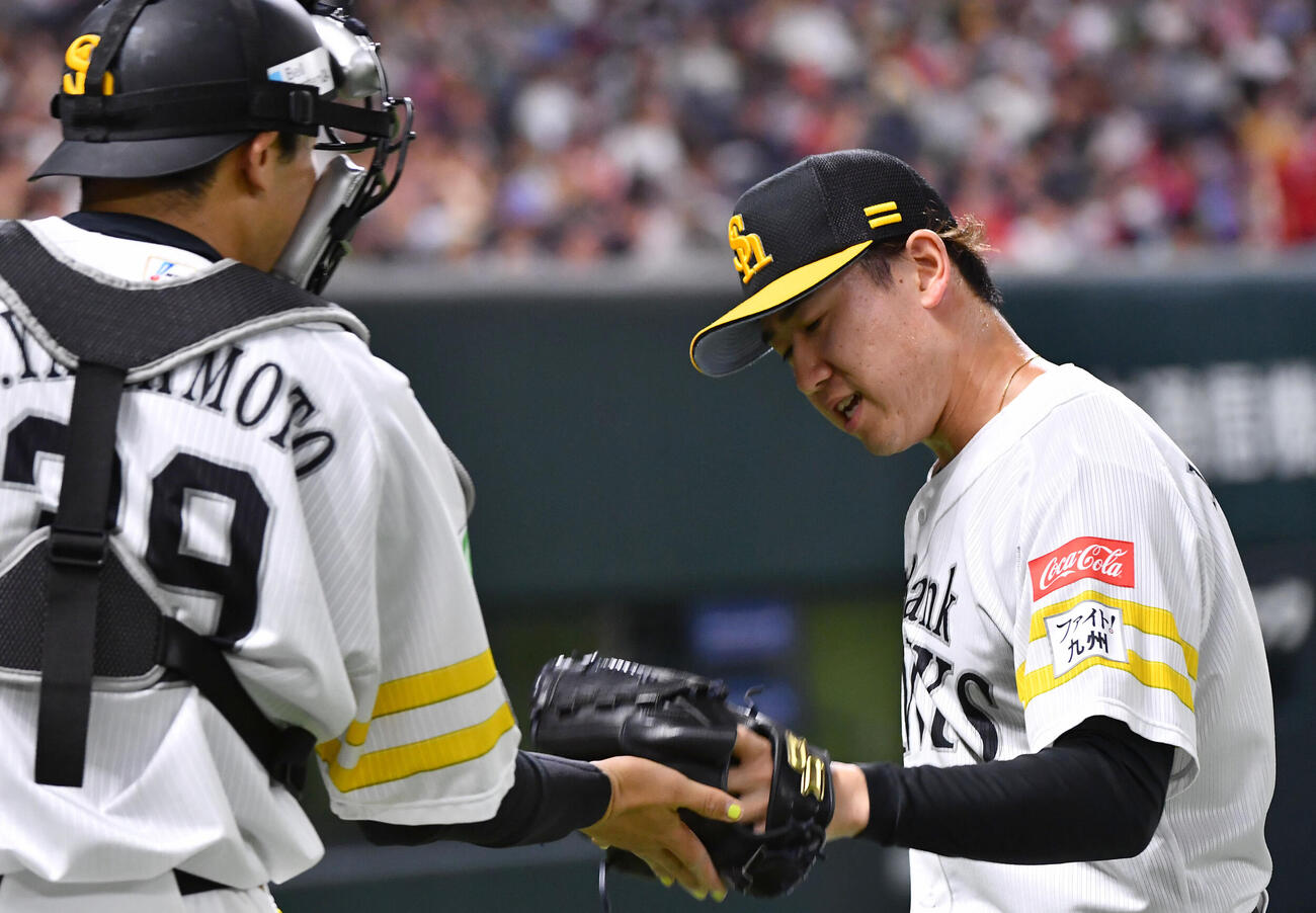 ソフトバンク対広島　6回表を無失点に抑えた木村光（右）は山本祐大とタッチを交わす（撮影・岩下翔太）