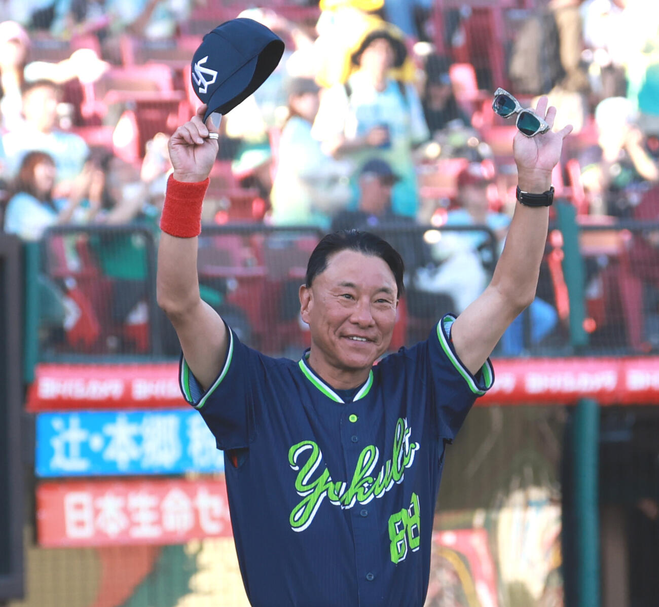 交流戦　楽天対ヤクルト　連勝を決めファンにあいさつするヤクルト池山隆寛監督（撮影・水谷安孝）＝2026年5月30日