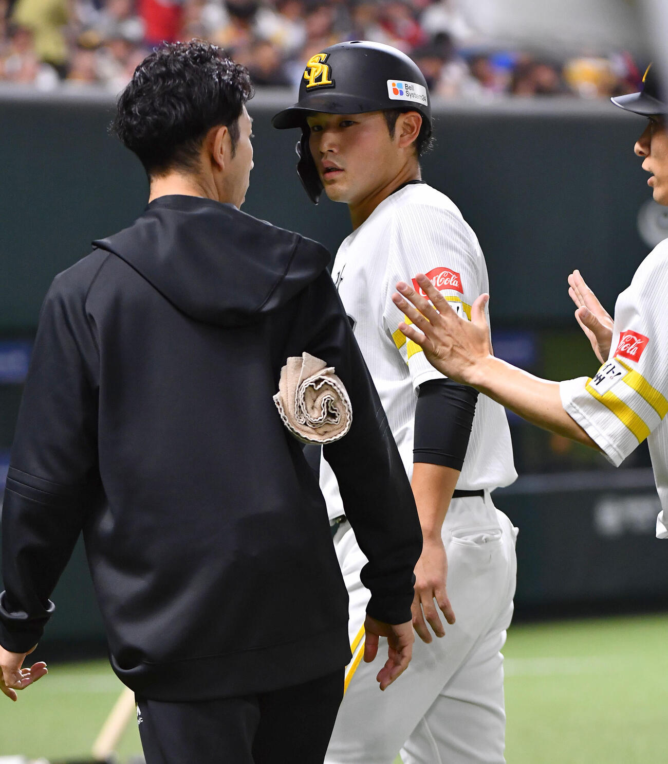 ソフトバンク対広島　3回裏ソフトバンク2死二塁、悪送球で出塁後にトレーナーとベンチへ戻る山本恵大（撮影・岩下翔太）