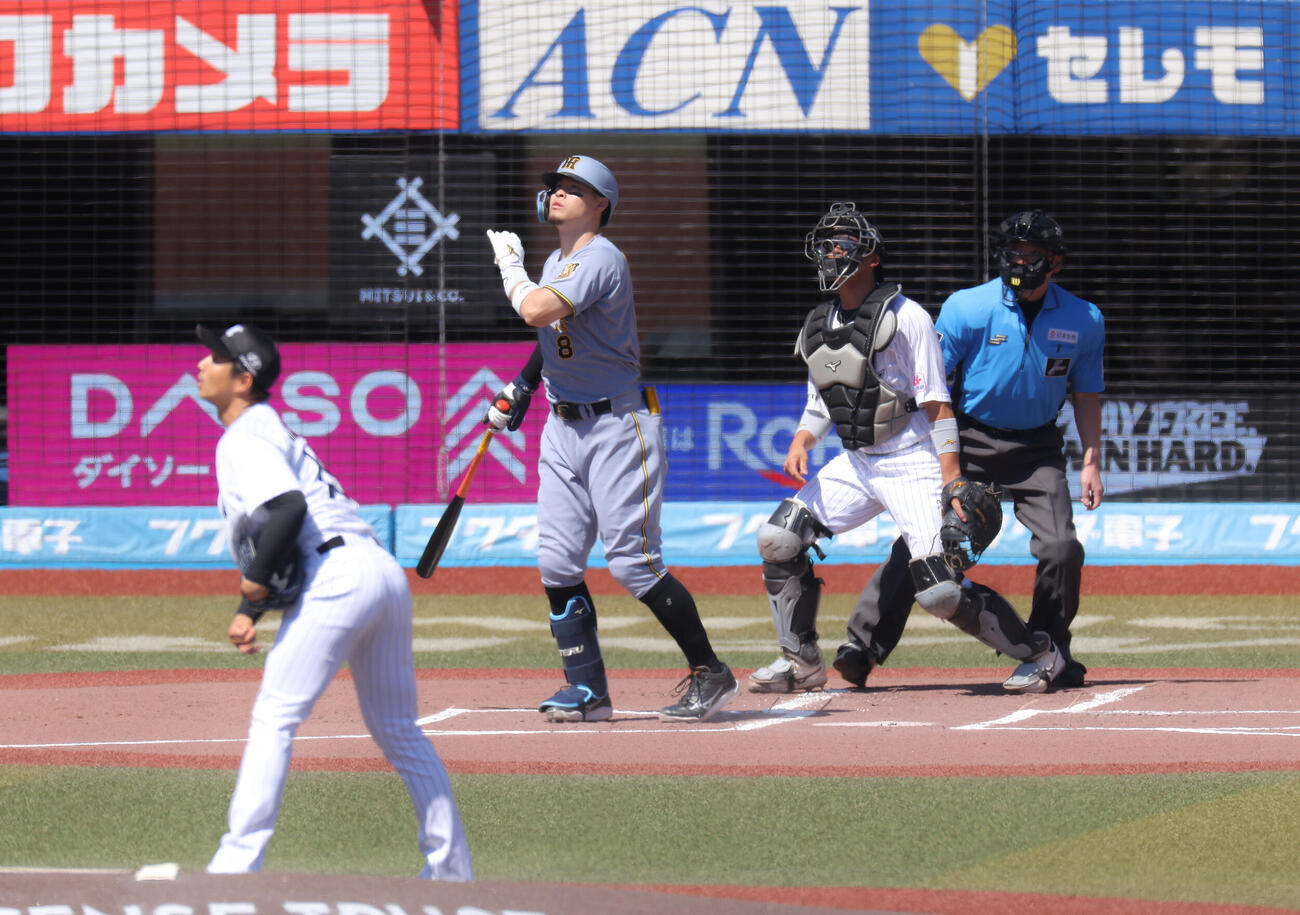 ロッテ対阪神　1回表阪神2死、右越え先制ソロ本塁打を放つ佐藤輝明。投手唐川侑己（撮影・河田真司）