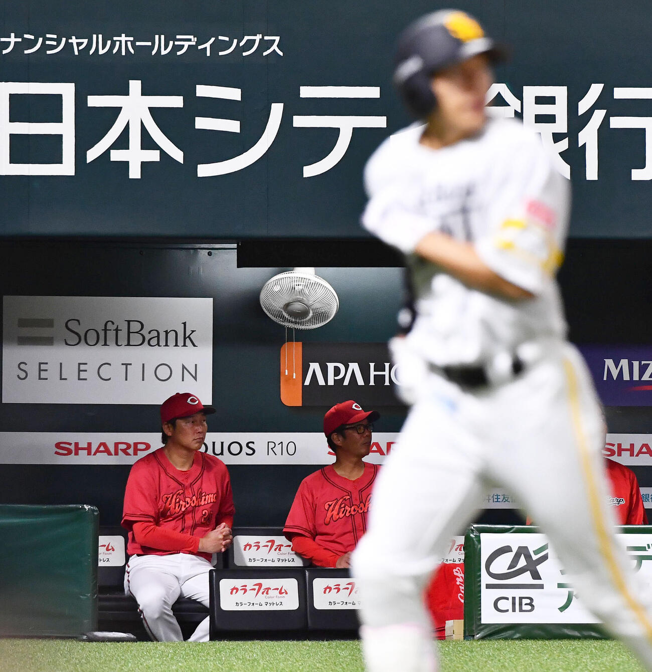 ソフトバンク対広島　3回裏ソフトバンク2死、柳田悠岐（手前）に同点本塁打を打たれ、ベンチで厳しい表情を見せる新井貴浩監督（左）（撮影・岩下翔太）