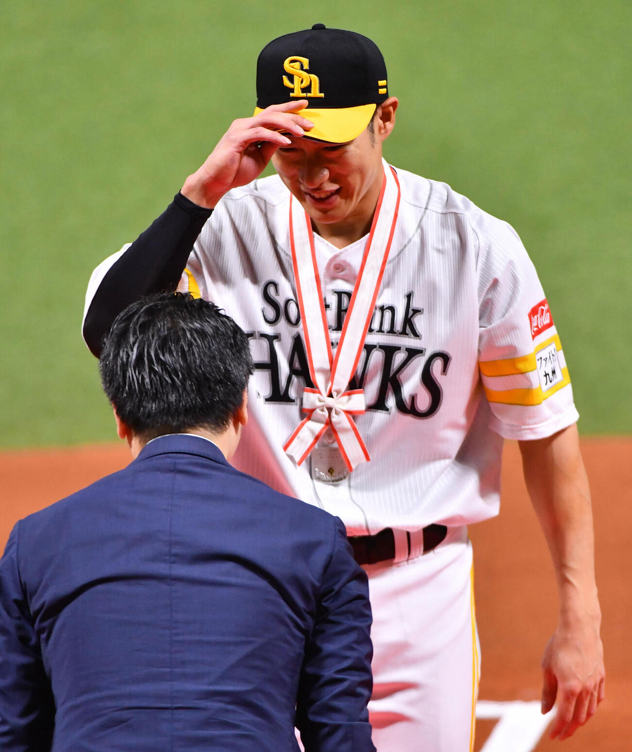 ソフトバンク対広島　試合前、5月12日に通算1500試合出場を達成したソフトバンク柳田悠岐の表彰式が行われた（撮影・岩下翔太）