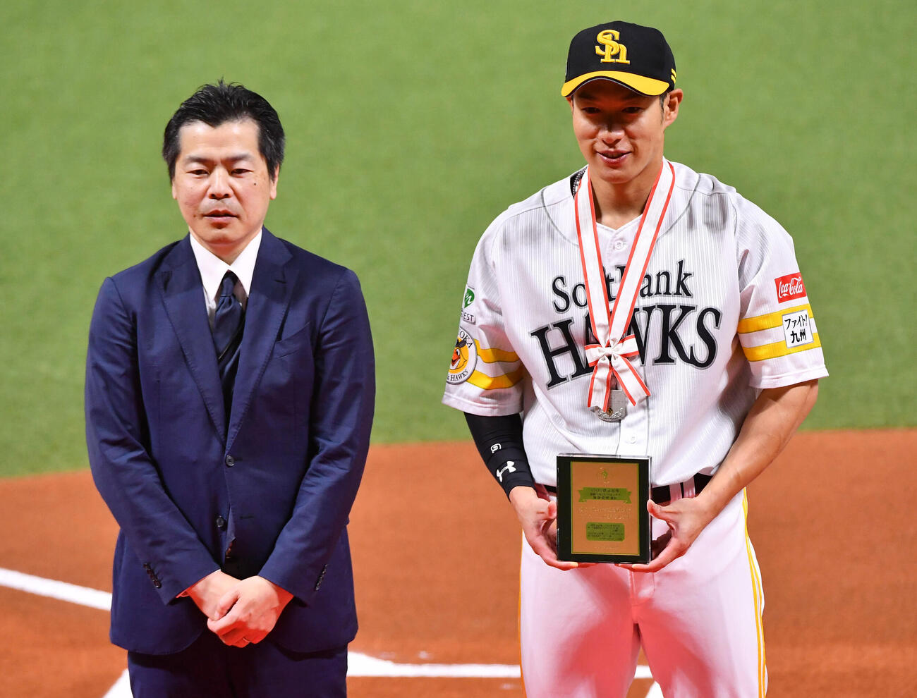 ソフトバンク対広島　試合前、5月12日に通算1500試合出場を達成したソフトバンク柳田悠岐の表彰式が行われた（撮影・岩下翔太）