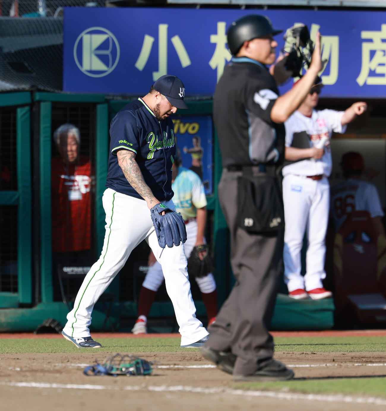 交流戦　楽天対ヤクルト　9回裏楽天1死一、二塁、マッカスカーに適時打を浴びうなだれるホセ・キハダ（撮影・水谷安孝）＝2026年5月30日