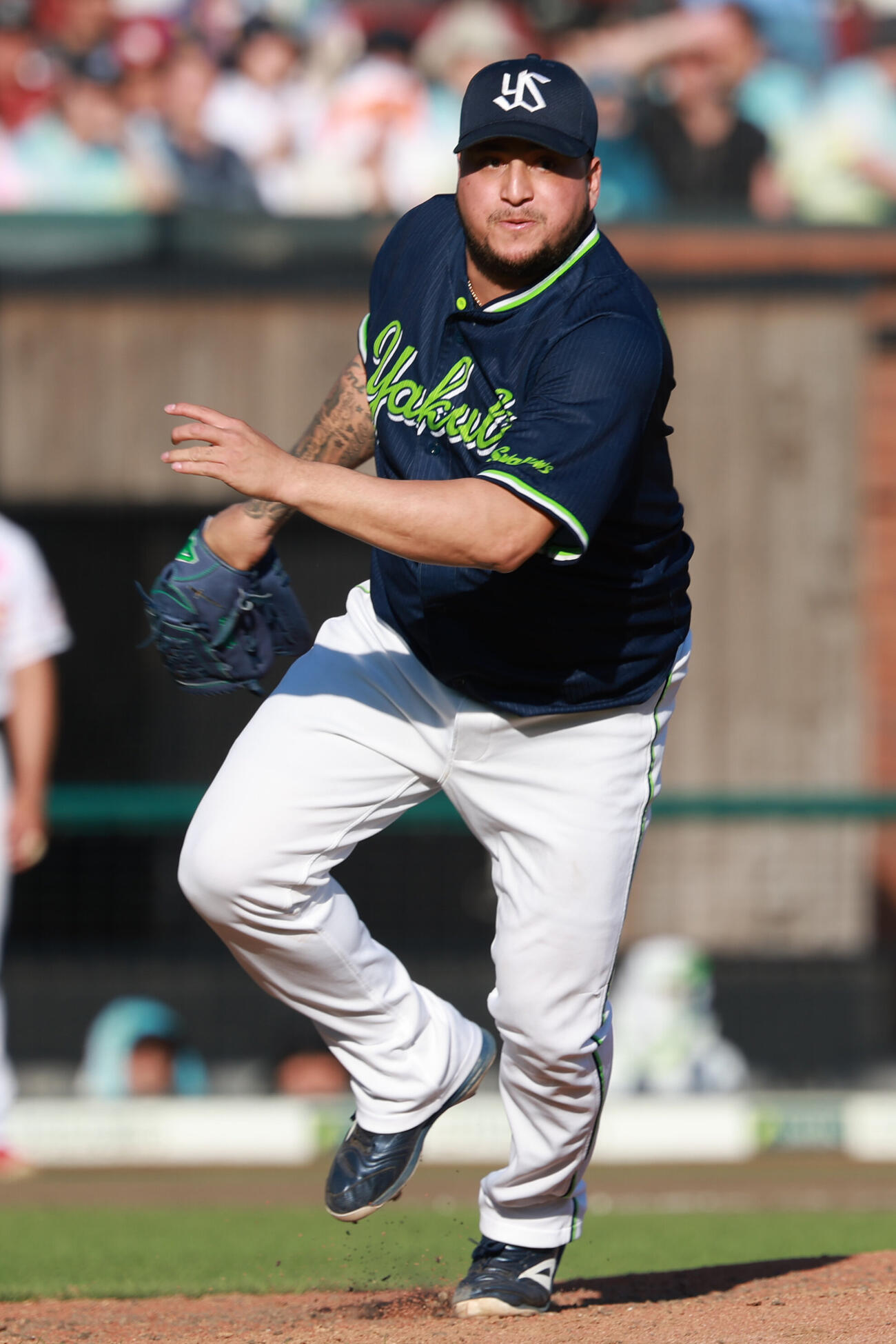 交流戦　楽天対ヤクルト　9回裏楽天無死、浅村栄斗の打球に反応するホセ・キハダ（撮影・水谷安孝）＝2026年5月30日