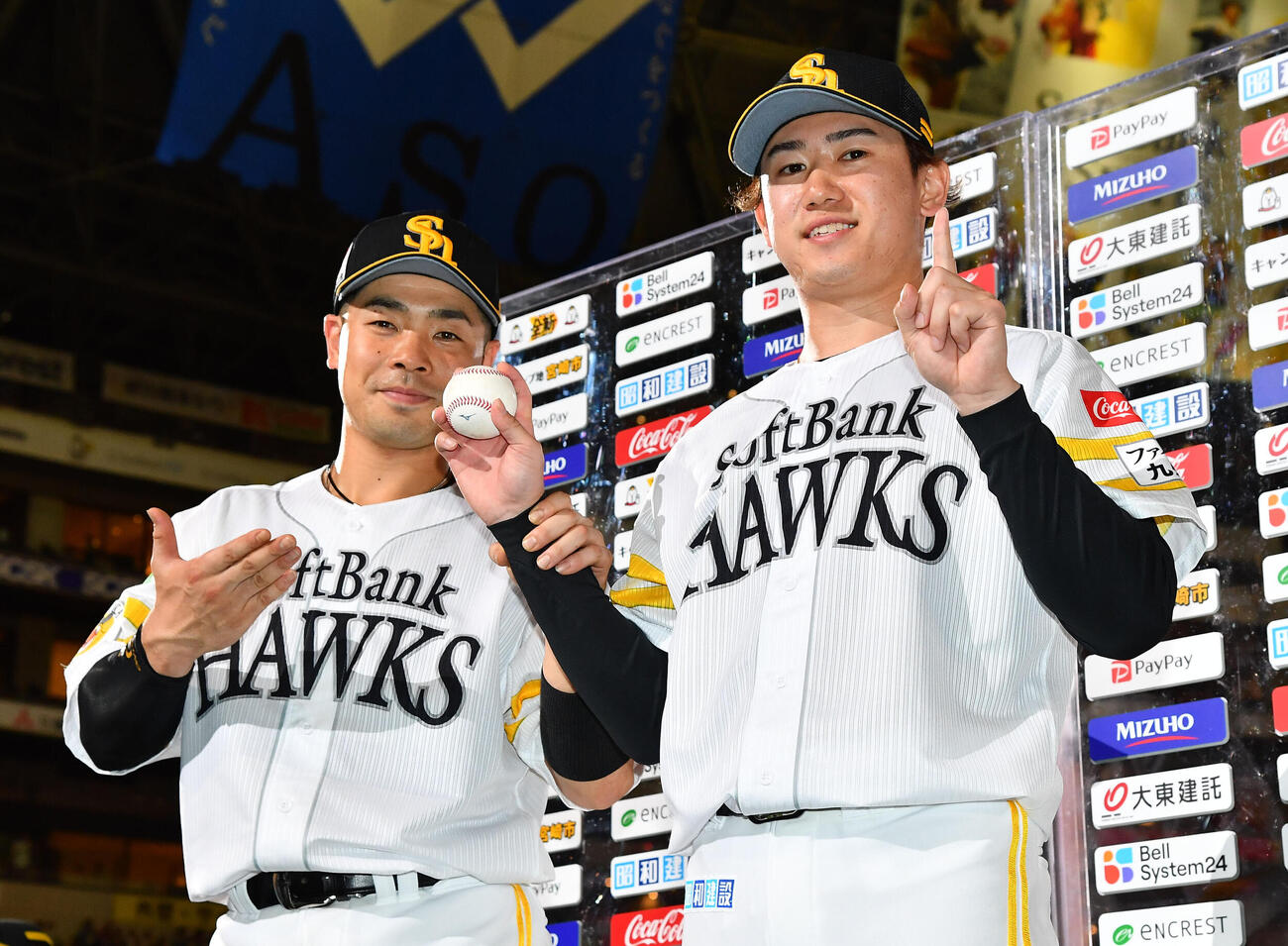 ソフトバンク対広島　プロ初勝利を挙げたソフトバンク木村光（右）は、ウイニングボールを手にお立ち台で近藤健介と写真に納まる（撮影・岩下翔太）