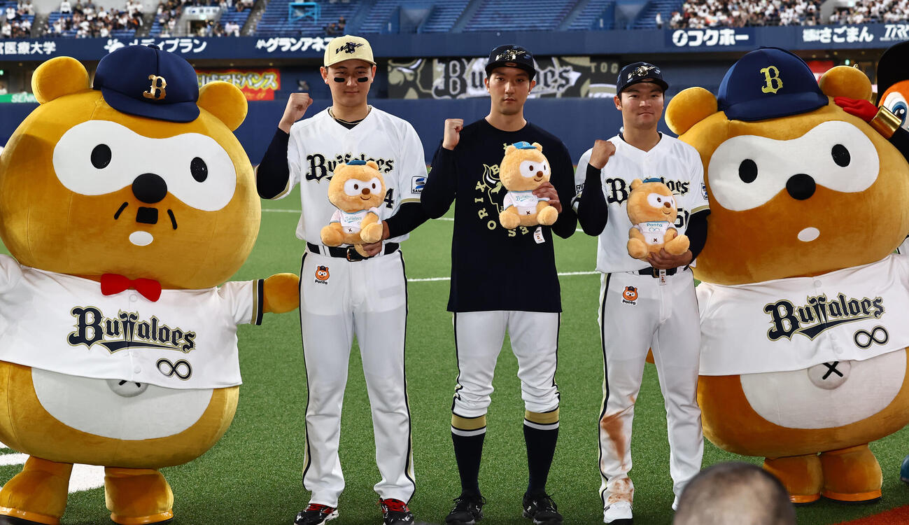 オリックス対中日　ヒーローインタビューを終えた左から紅林弘太郎、田嶋大樹、山中稜真はガッツポーズで記念撮影をする（撮影・上田博志）