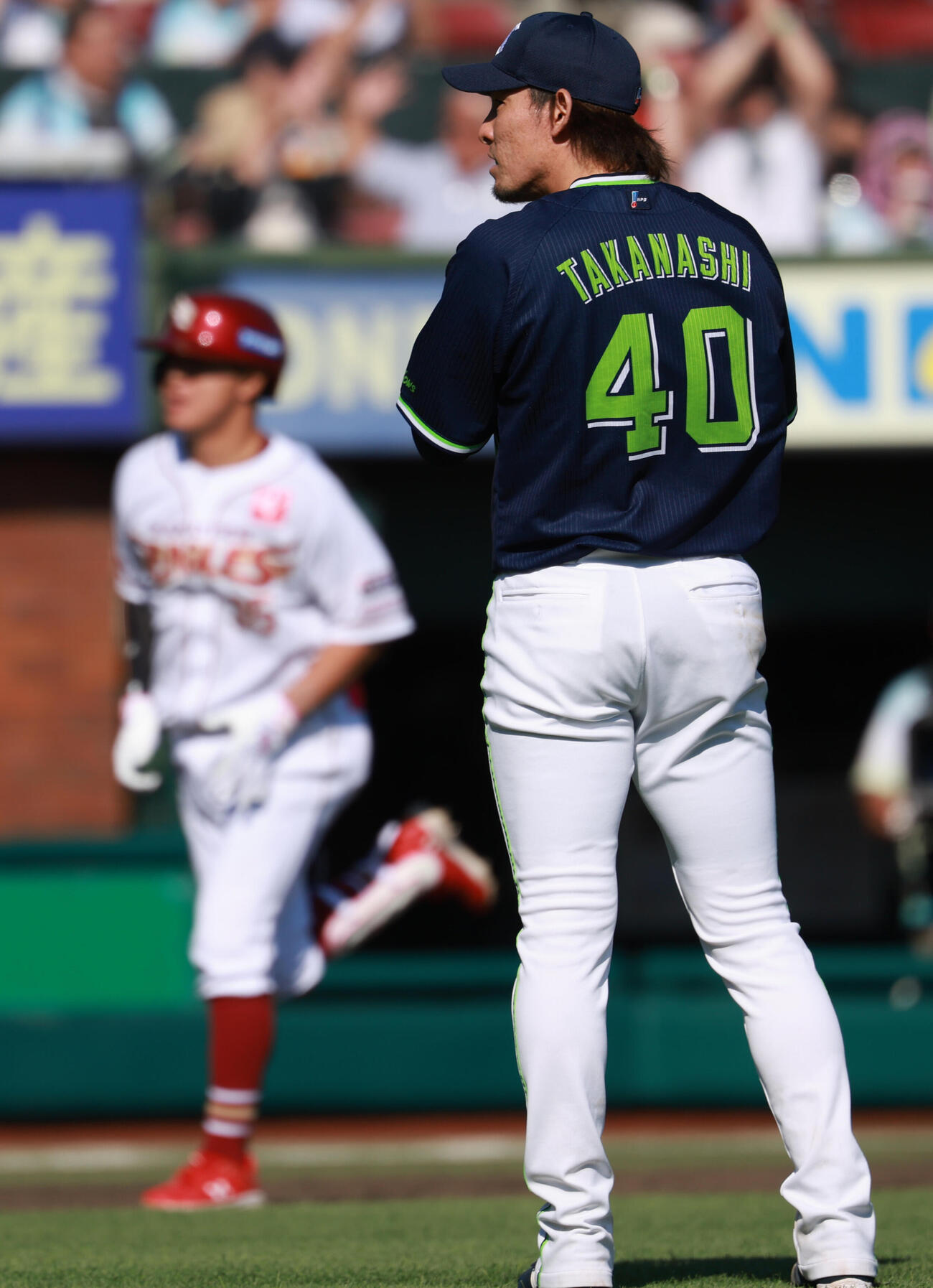 交流戦　楽天対ヤクルト　6回裏楽天無死一塁、2点本塁打を渡辺佳明に浴びうなだれる高梨裕稔（撮影・水谷安孝）