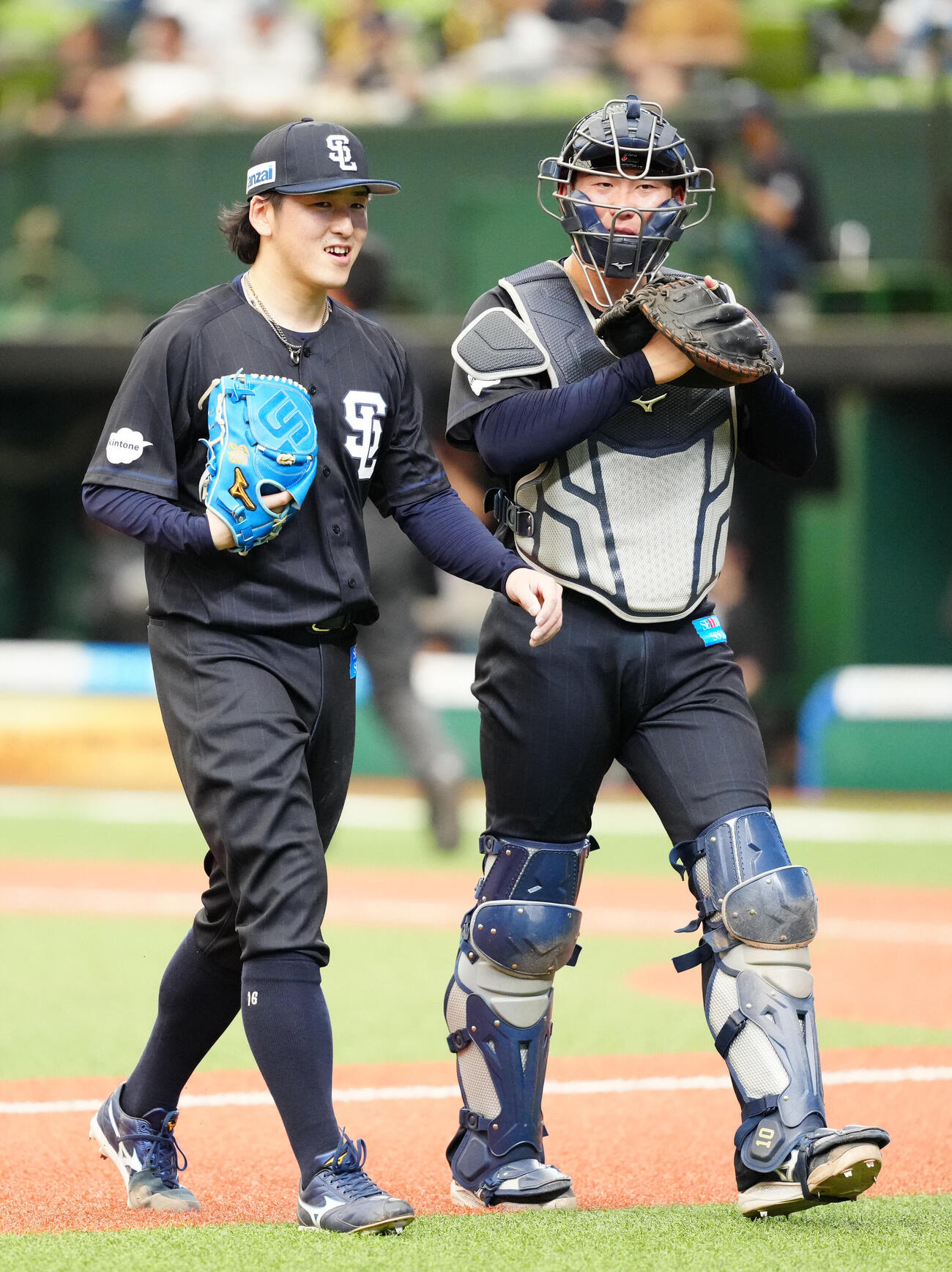交流戦　西武対DeNA 2回表終了後、ベンチに引き揚げる西武先発の隅田知一郎（左）と捕手小島大河（撮影・江口和貴）
