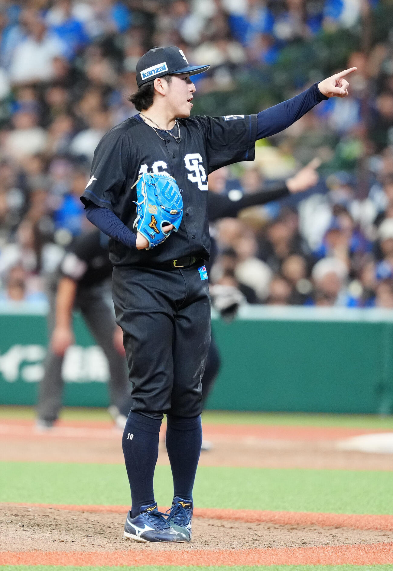 交流戦　西武対DeNA 8回表、スイングをアピールする西武先発の隅田知一郎（撮影・江口和貴）