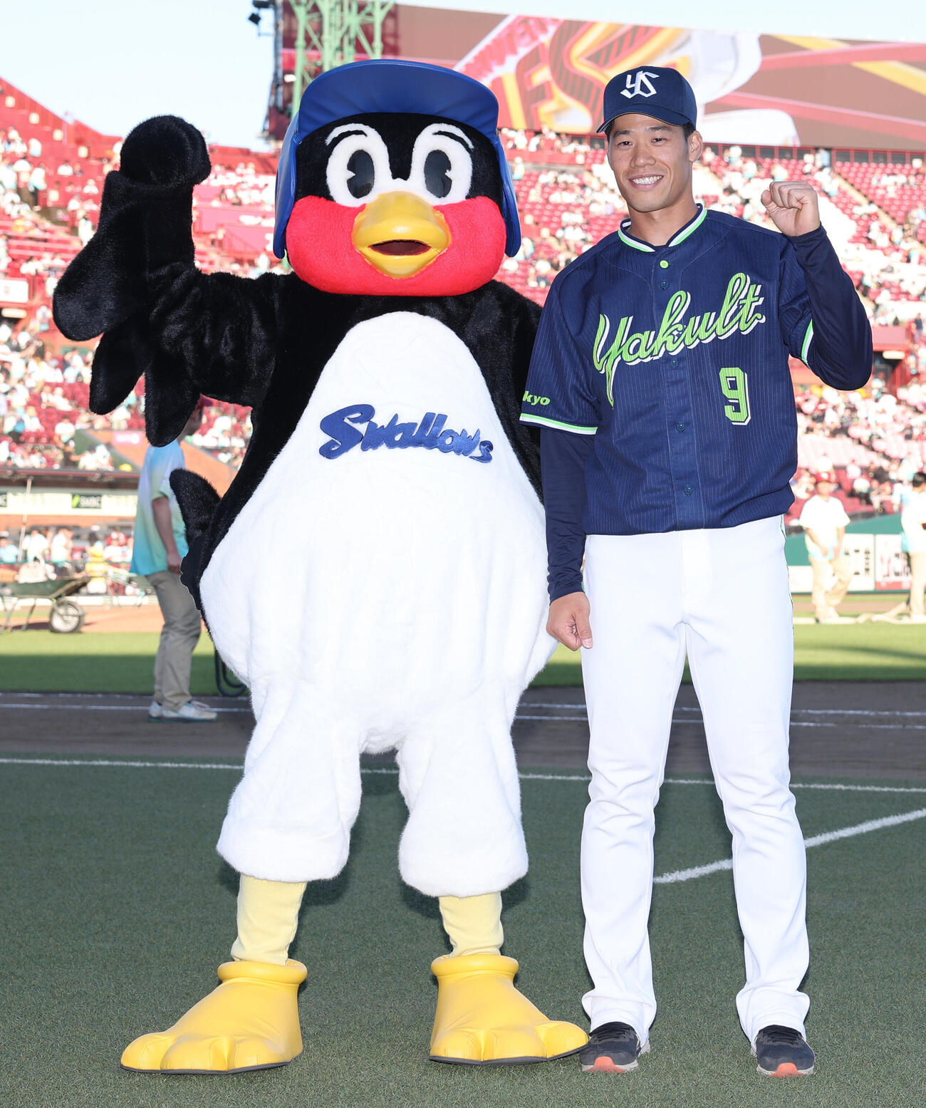 交流戦　楽天対ヤクルト　連勝を決めつば九郎と笑顔を見せるヤクルト塩見泰隆（撮影・水谷安孝）＝2026年5月30日