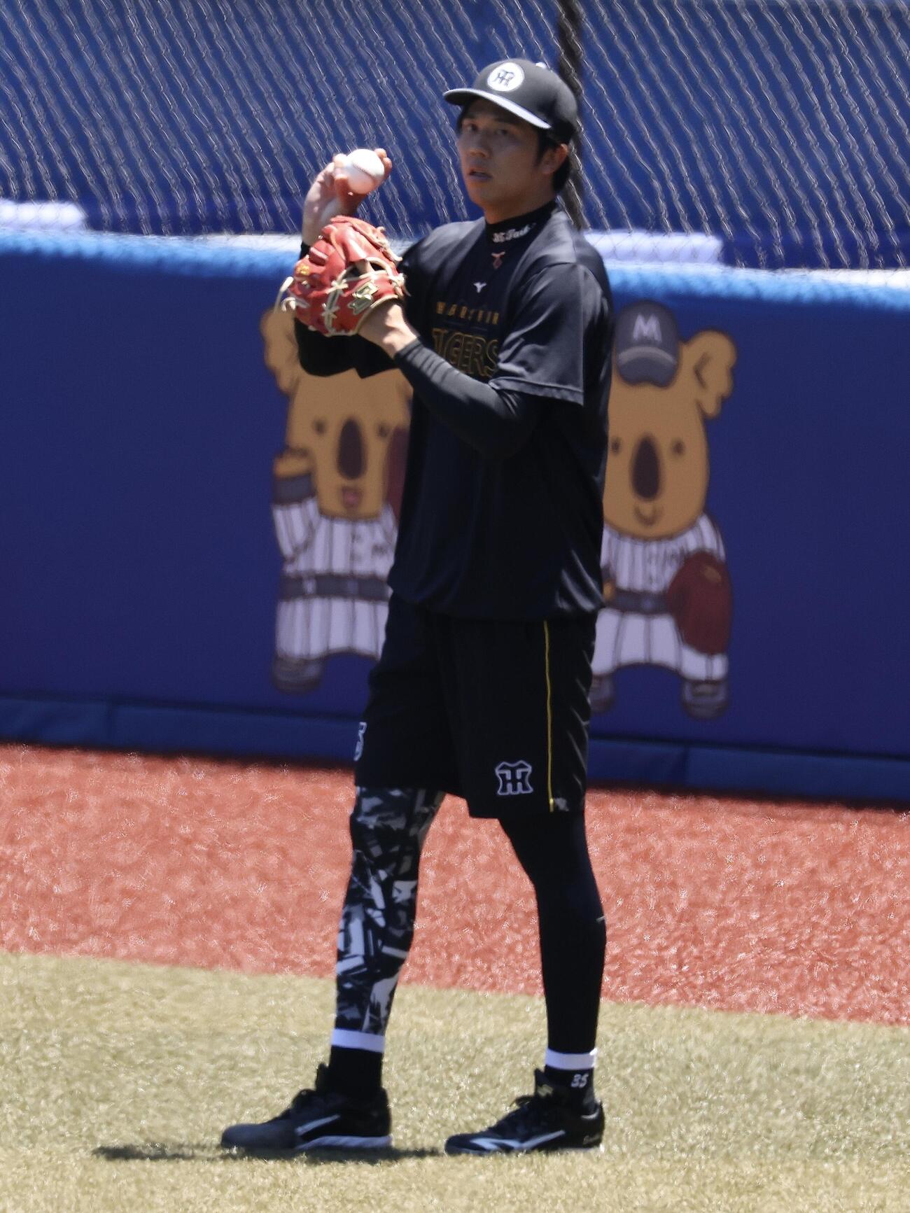 交流戦　ロッテ対阪神　試合前、キャッチボールする阪神才木浩人（撮影・河田真司）＝2026年5月30日