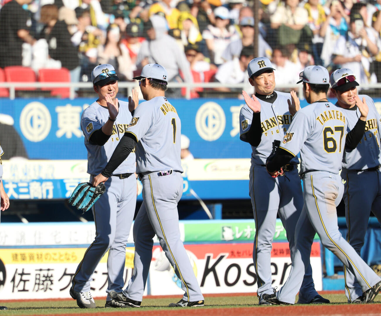 ロッテ対阪神　勝利しナインとタッチを交わす阪神藤川球児監督（左）と岩崎優（右から2番目）（撮影・増田悦実）