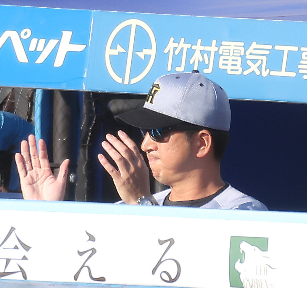 ロッテ対阪神　最終打者を抑えロッテに勝利し手をたたく藤川球児監督（撮影・河田真司）