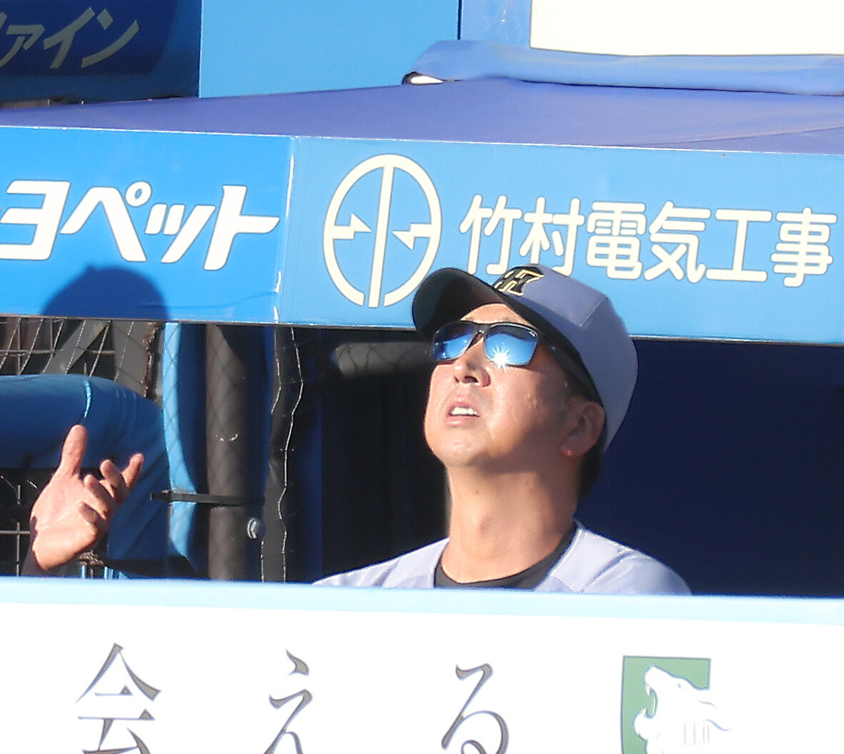 ロッテ対阪神　最終打者を抑えロッテに勝利し天を仰ぐ藤川球児監督（撮影・河田真司）