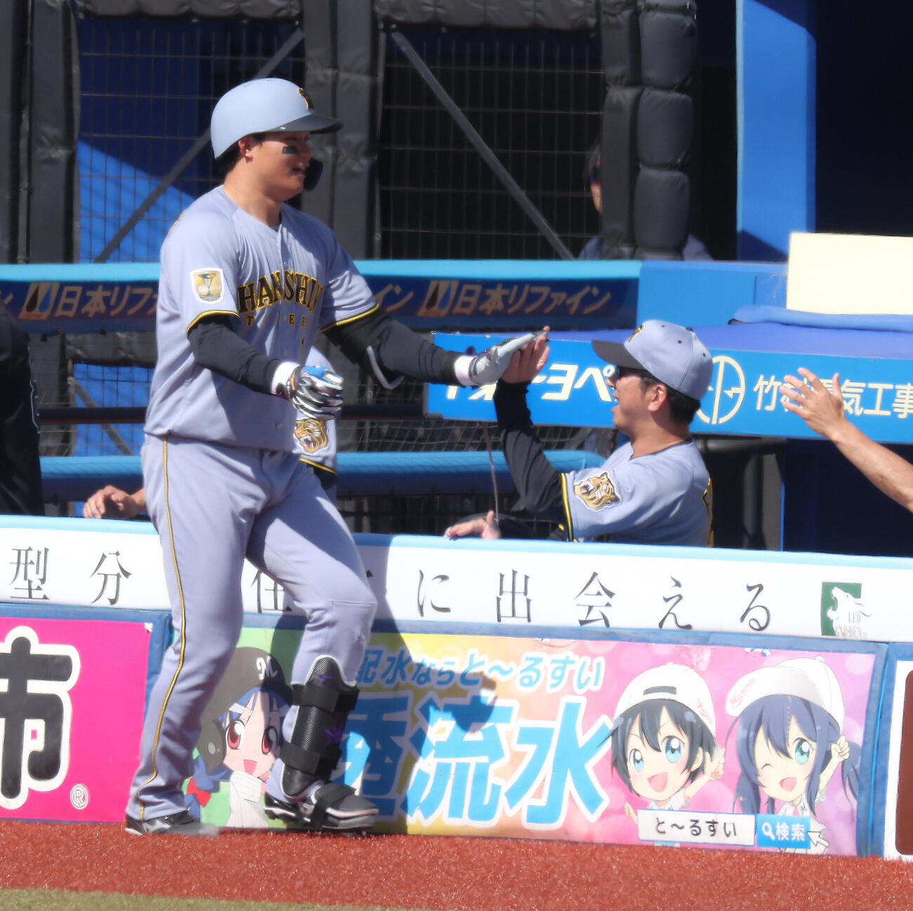ロッテ対阪神　3回表阪神2死一塁、左越え2点本塁打で生還する森下翔太（左）を迎える藤川球児監督（撮影・河田真司）