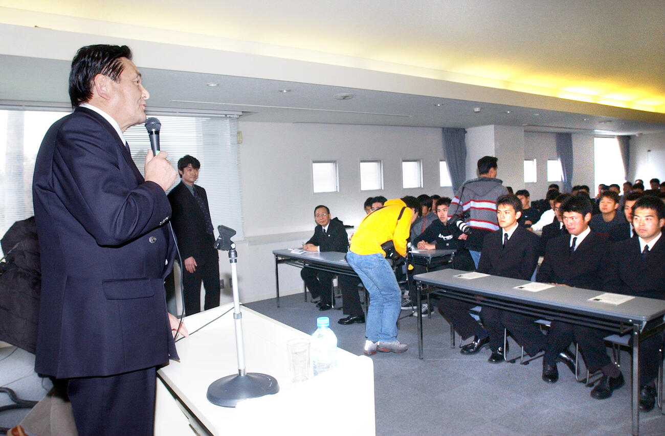 02年1月、阪神ナインを前に講演をおこなう山口良治伏見工ラグビー部総監督