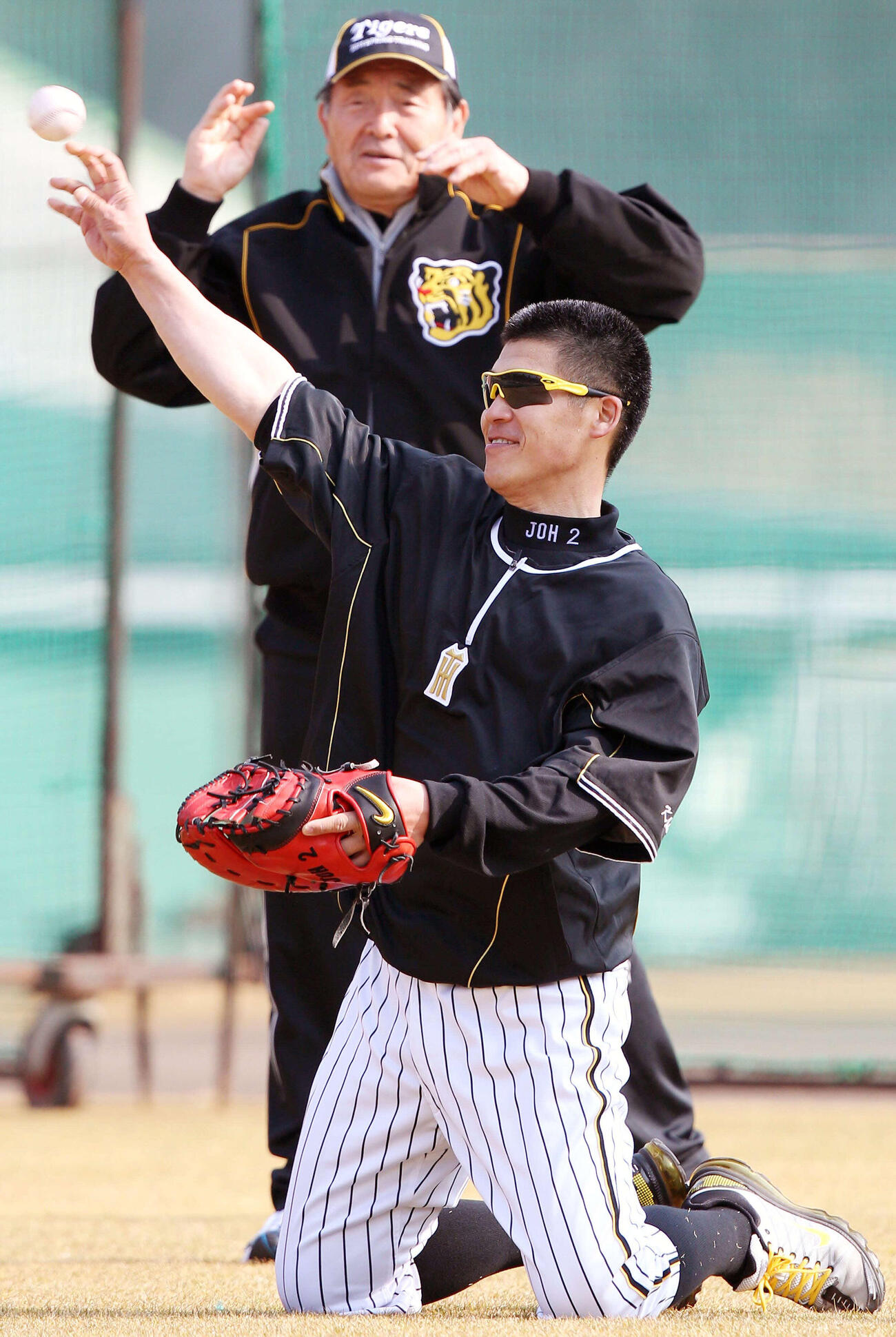 11年2月、伏見工ラグビー部の山口総監督（奥）が見守る前でキャッチボールする城島