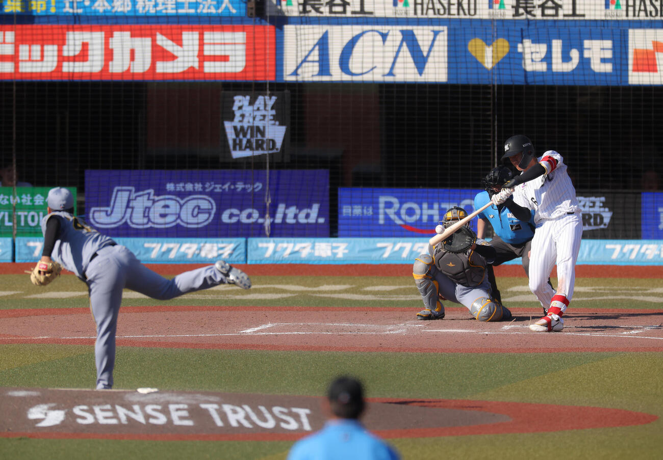 ロッテ対阪神　8回裏ロッテ1死、右越えソロ本塁打を放つ西川史礁。投手村上頌樹（撮影・河田真司）