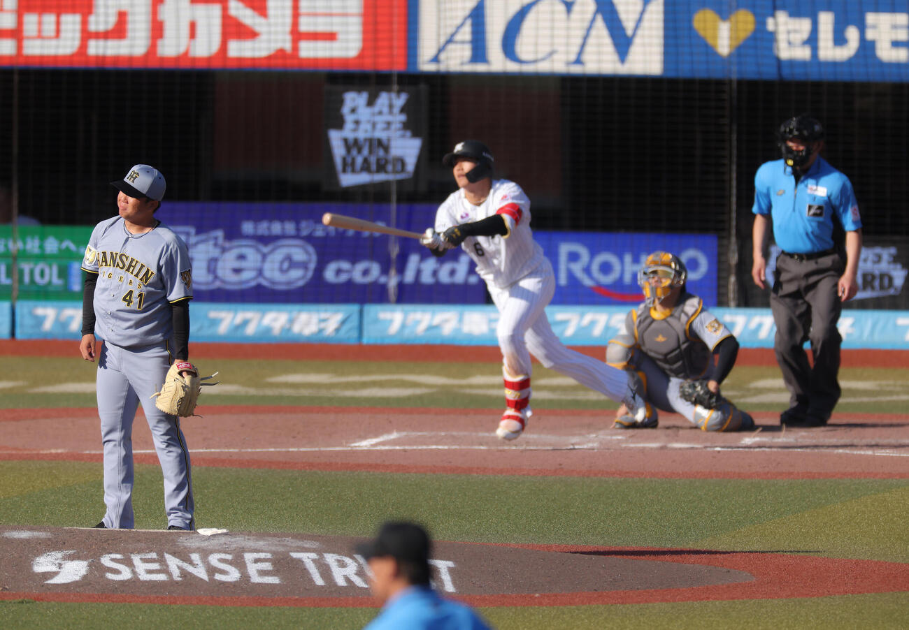 ロッテ対阪神　8回裏ロッテ1死、西川史礁に右越えソロ本塁打を浴びる村上頌樹（撮影・河田真司）