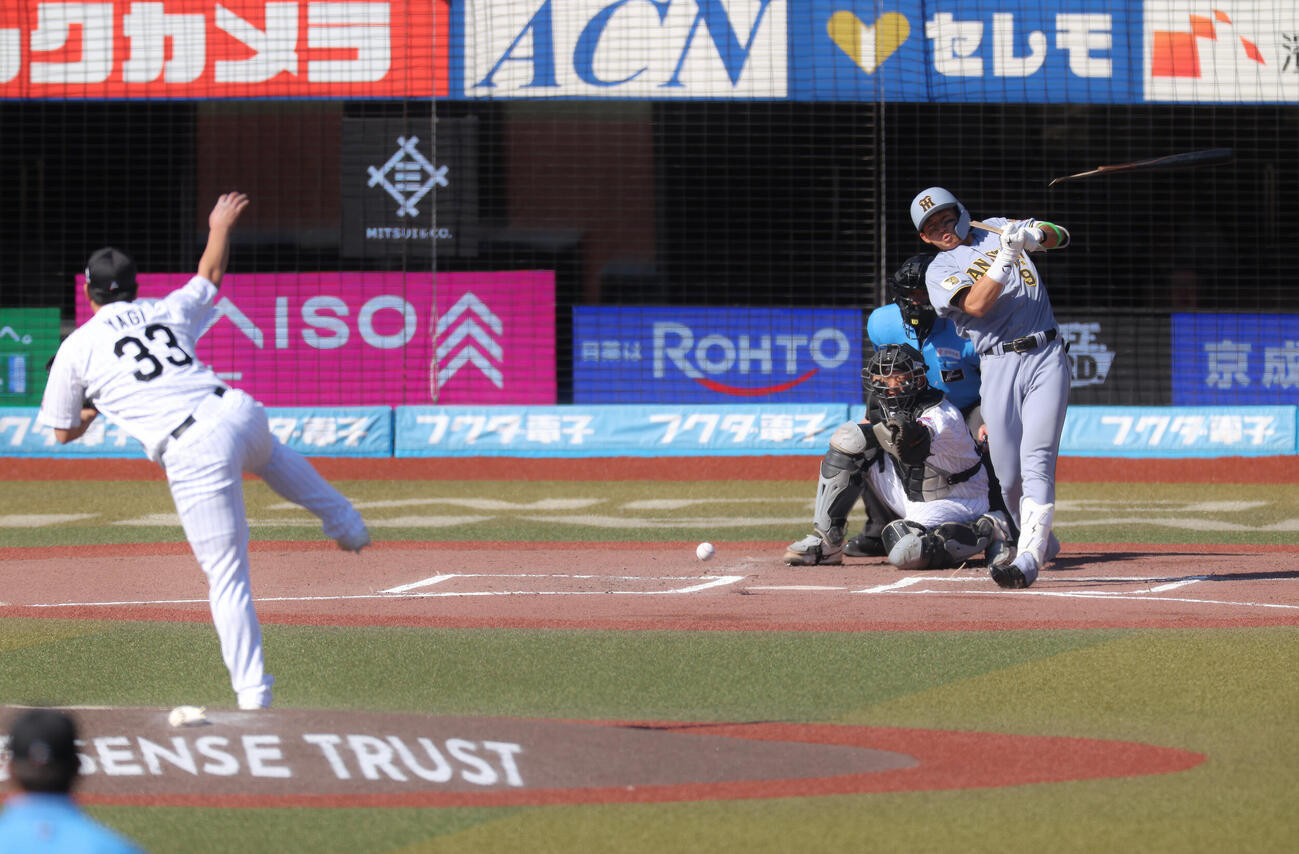 ロッテ対阪神　6回表阪神2死、投ゴロに倒れる立石正広。投手八木彬（撮影・河田真司）
