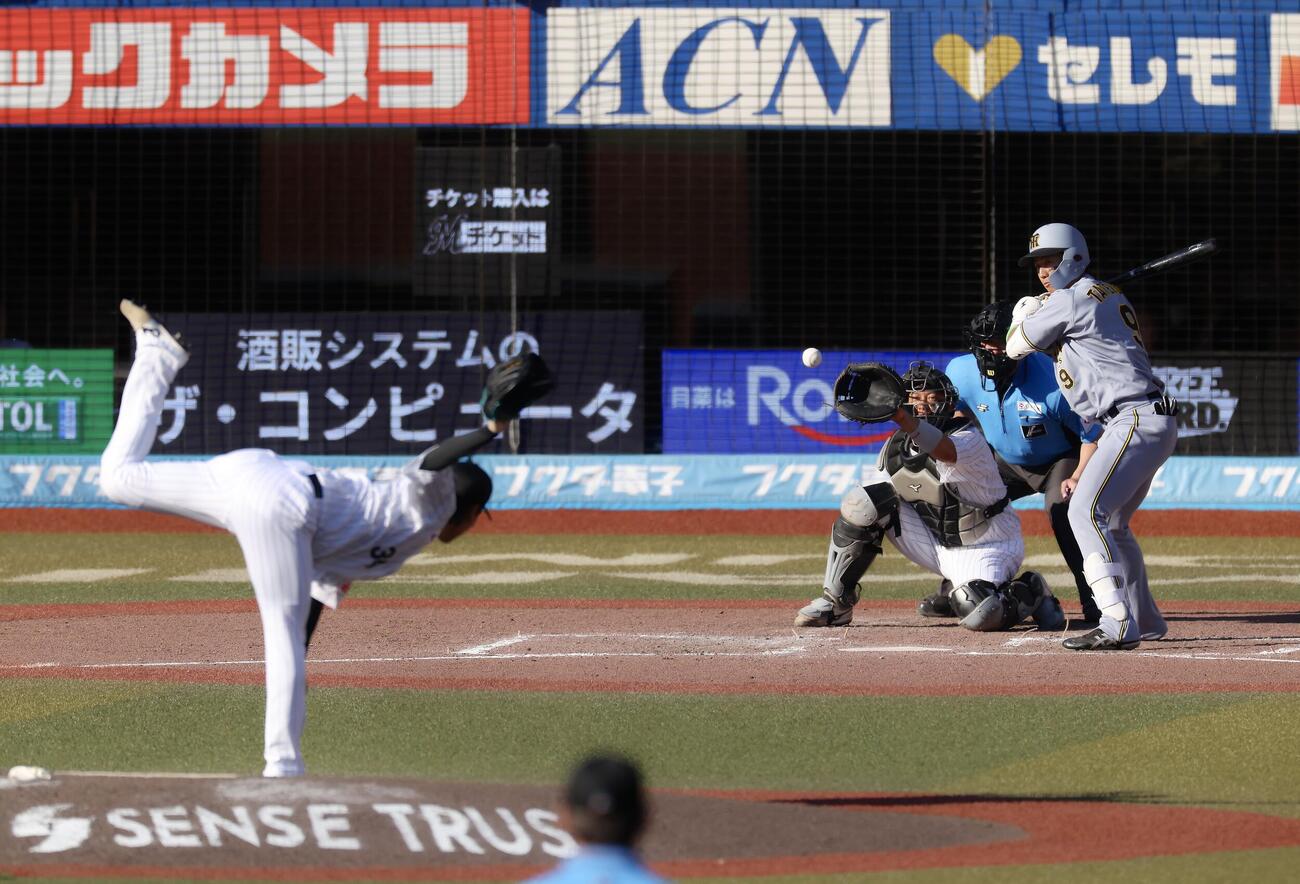 交流戦　ロッテ対阪神　9回表阪神無死、四球を選ぶ立石正広。投手高野脩汰（撮影・河田真司）