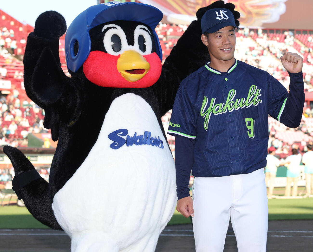 交流戦　楽天対ヤクルト　連勝を決めつば九郎と笑顔を見せる（撮影・水谷安孝）