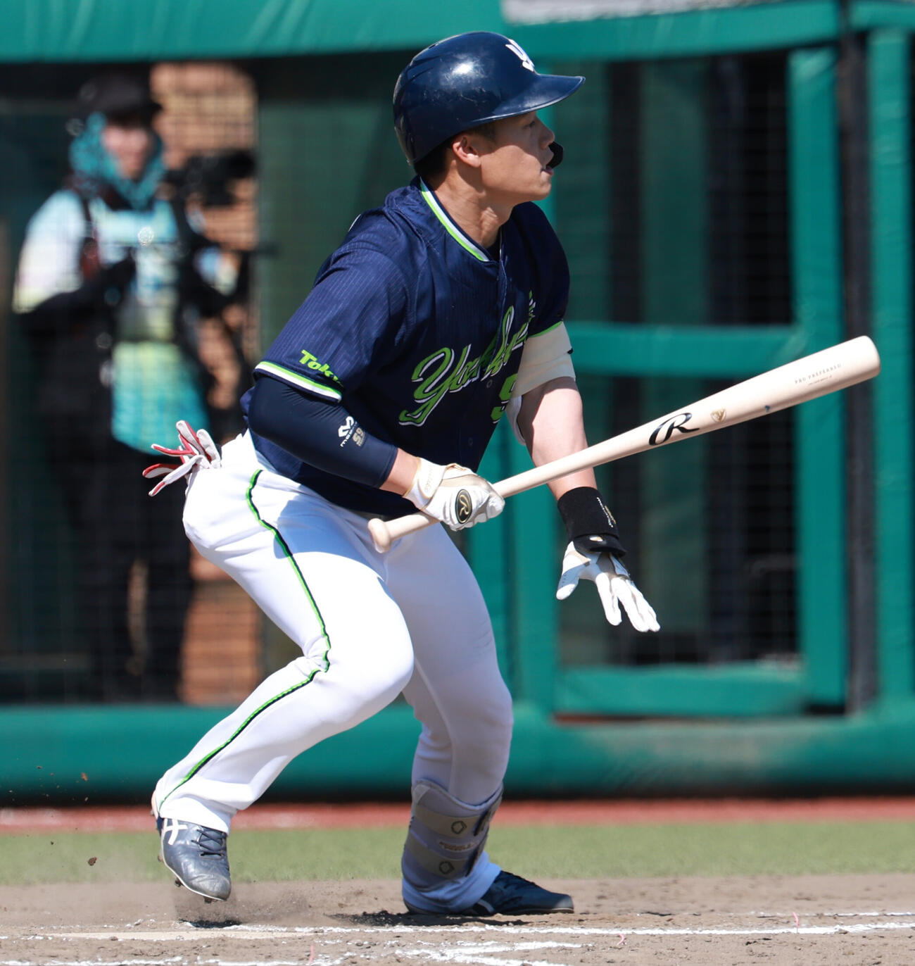 交流戦　楽天対ヤクルト　4回表ヤクルト1死、二塁打を放つ塩見泰隆（撮影・水谷安孝）