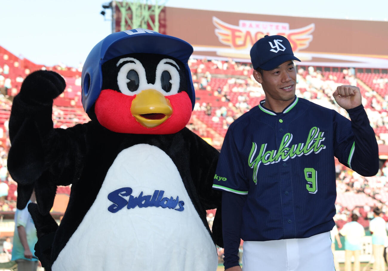 交流戦　楽天対ヤクルト　連勝を決めつば九郎と笑顔を見せる（撮影・水谷安孝）＝2026年5月30日