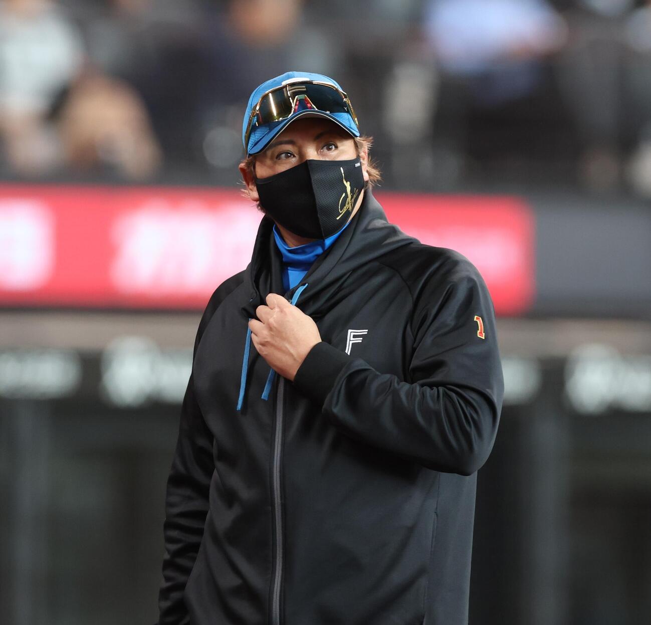 日本ハム対巨人　選手交代を告げる新庄剛志監督（撮影・黒川智章）
