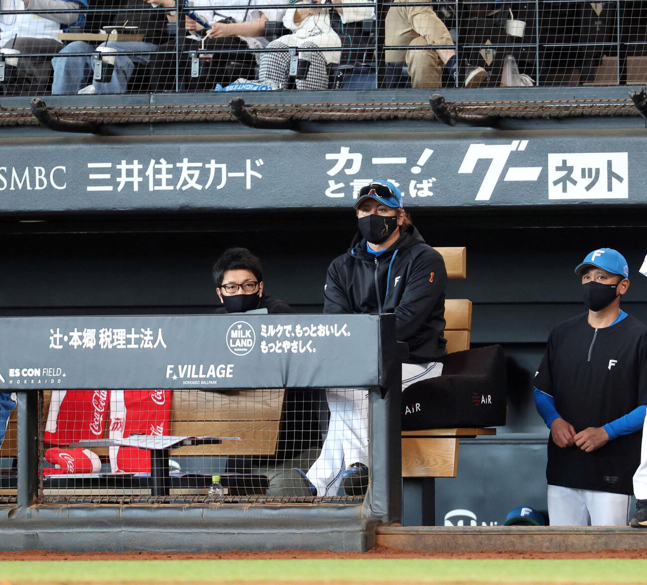 日本ハム対巨人　ベンチで静かに見つめる日本ハム新庄剛志監督（撮影・浅見桂子）＝2026年5月29日