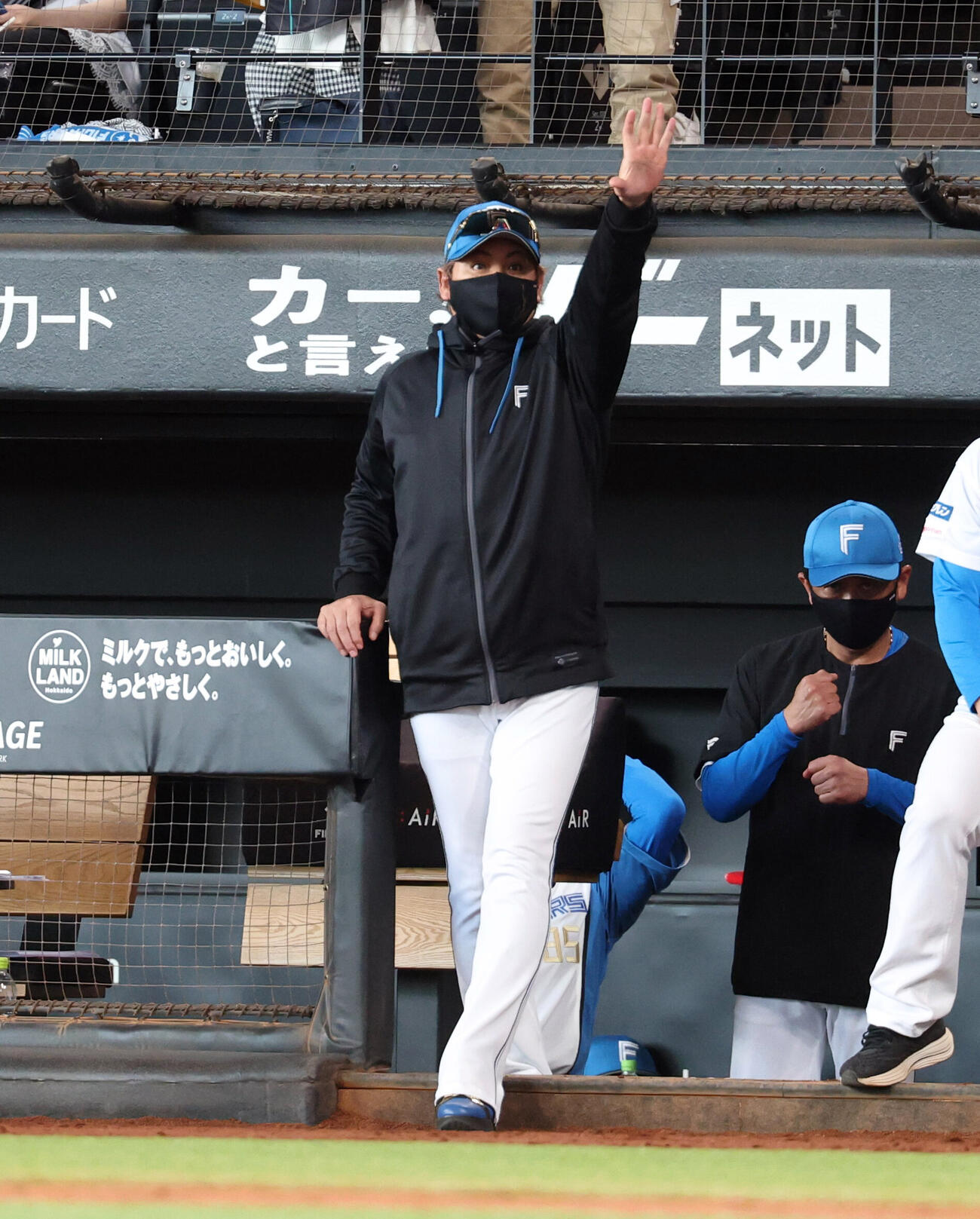 日本ハム対巨人　6回裏日本ハムの攻撃で選手交代を告げる新庄剛志監督（撮影・浅見桂子）＝2026年5月29日