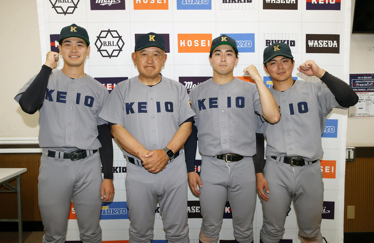 6大学野球　早大対慶大　勝利した、左から慶大・渡辺和大、堀井哲也監督、小原大和、吉開鉄朗はガッツポーズする（撮影・柴田隆二）（＝2026年5月30日）