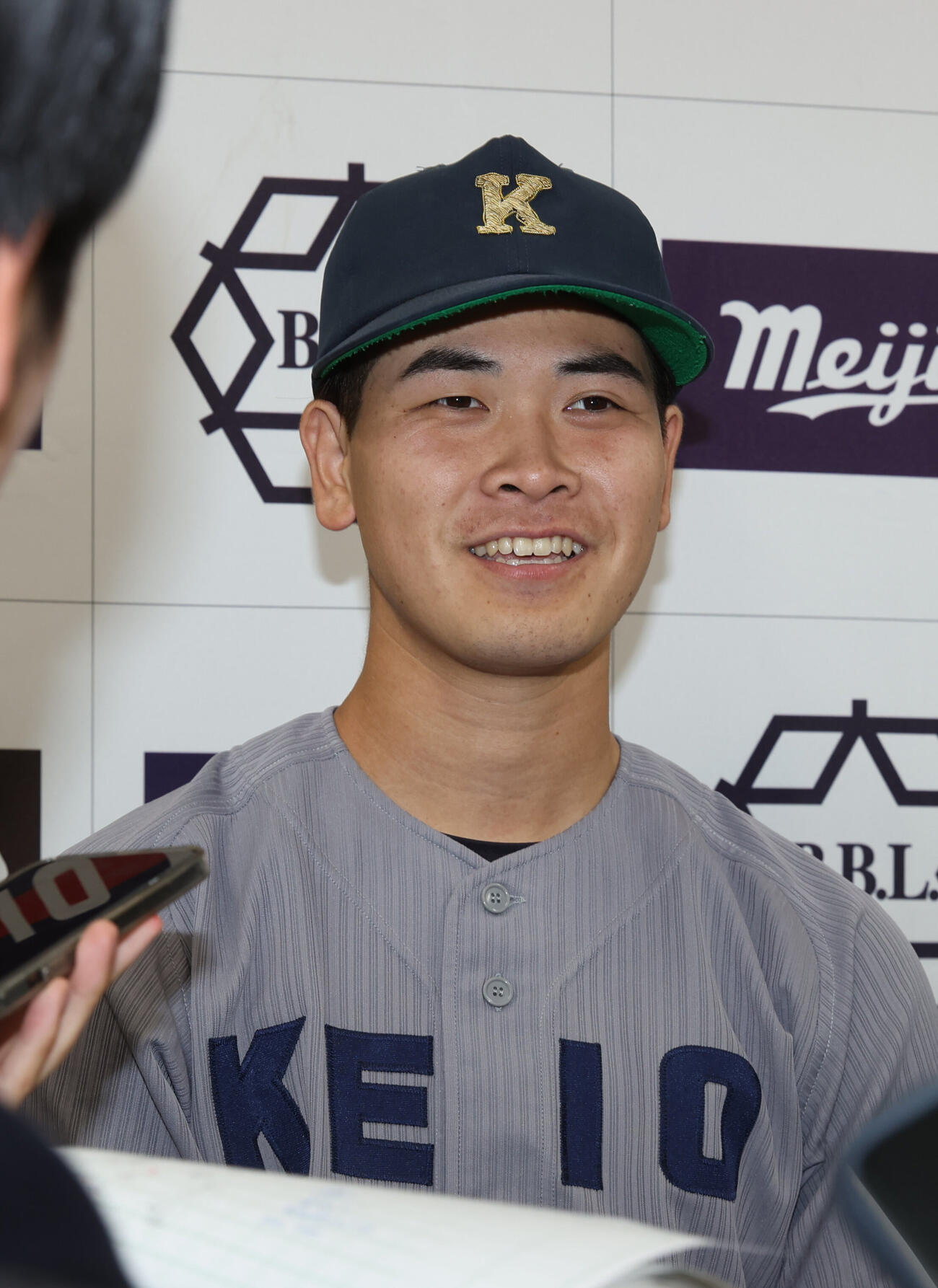 6大学野球　早大対慶大　勝利投手の慶大・渡辺和大は笑顔で会見する（撮影・柴田隆二）（＝2026年5月30日）