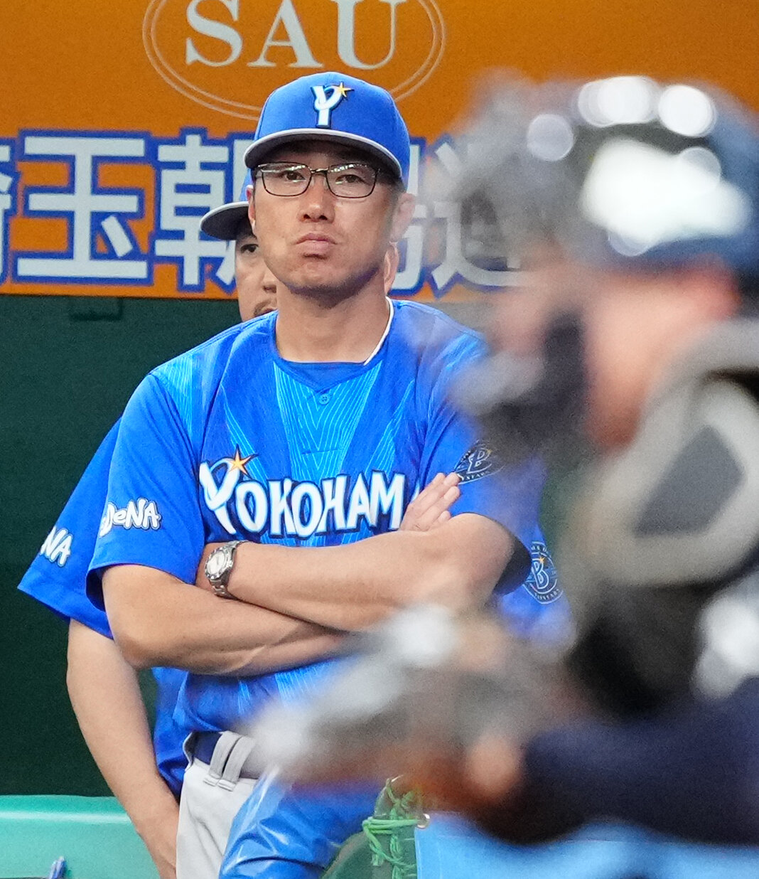 交流戦　西武対DeNA 9回表、ベンチから戦況を見つめるDeNA相川亮二監督（撮影・江口和貴）