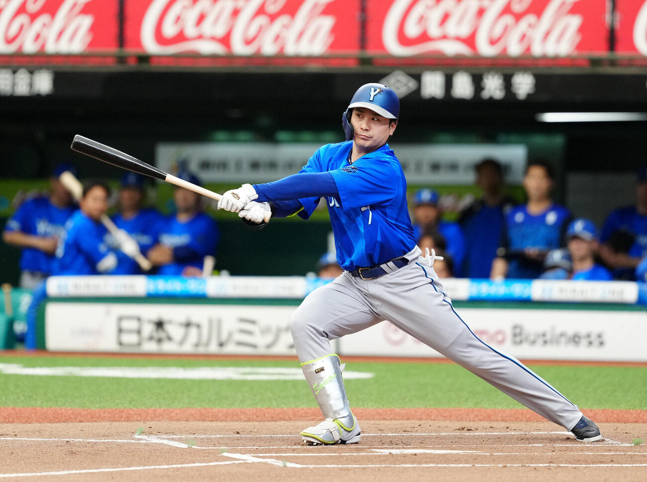 交流戦　西武対DeNA 1回表DeNA2死、三塁内野安打とする佐野恵太（撮影・江口和貴）
