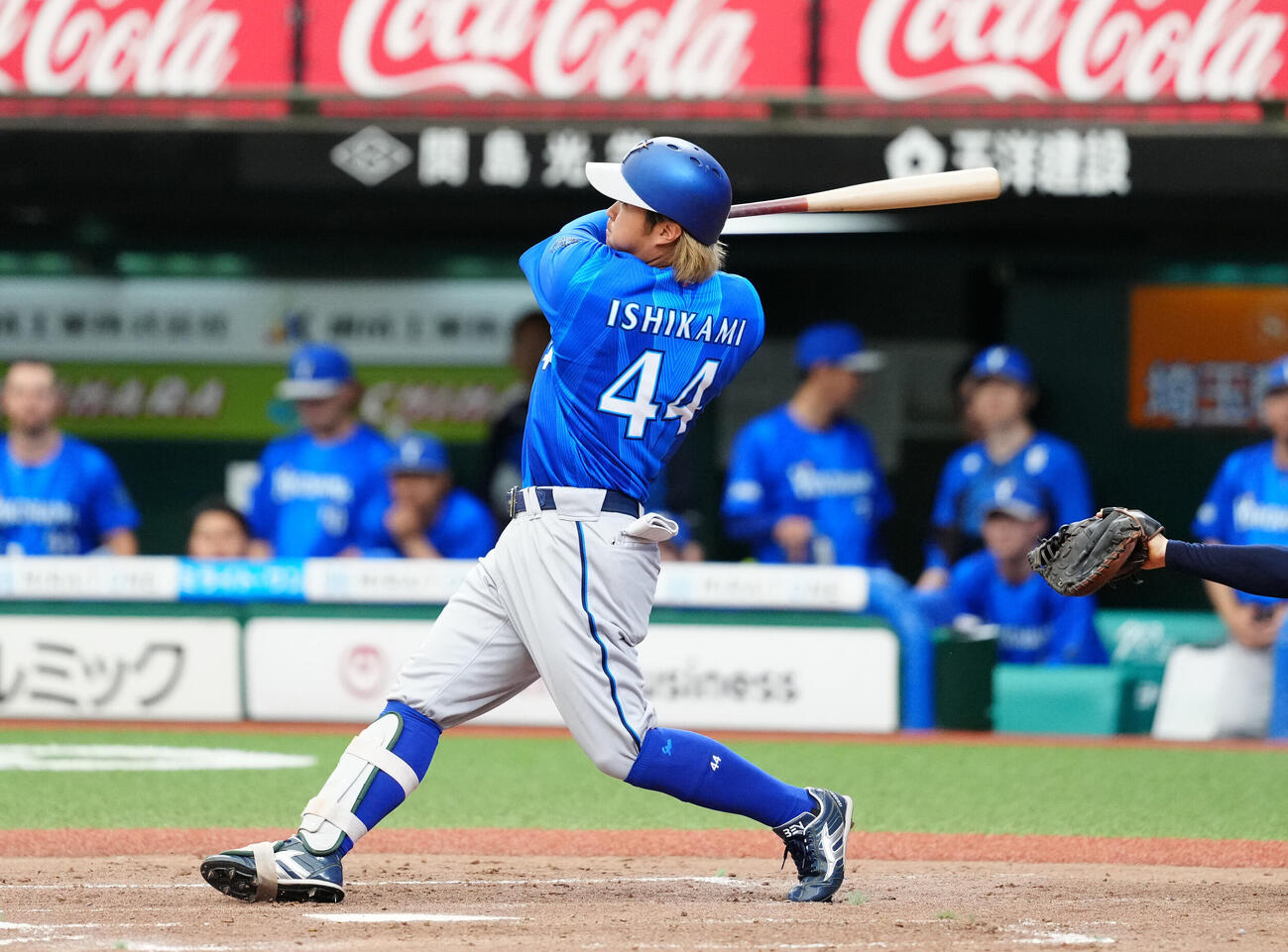 交流戦　西武対DeNA 2回表DeNA2死、二塁打を放つ石上泰輝（撮影・江口和貴）