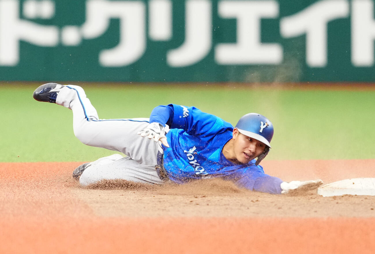 交流戦　西武対DeNA 4回表DeNA1死一塁、二塁盗塁を失敗した成瀬脩人（撮影・江口和貴）