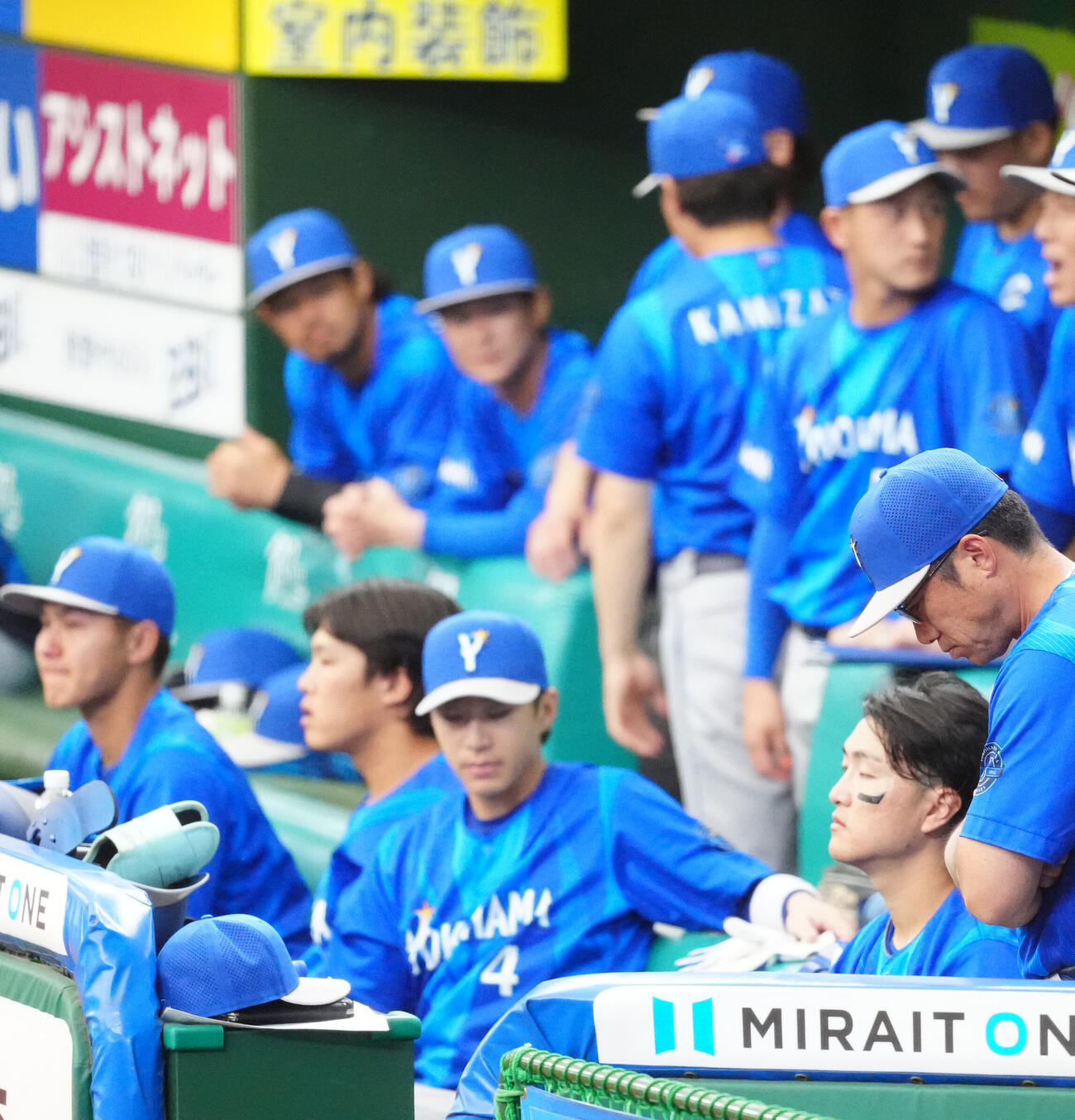 交流戦　西武対DeNA 6回表、ベンチで厳しい表情のDeNA相川亮二監督（右端）（撮影・江口和貴）