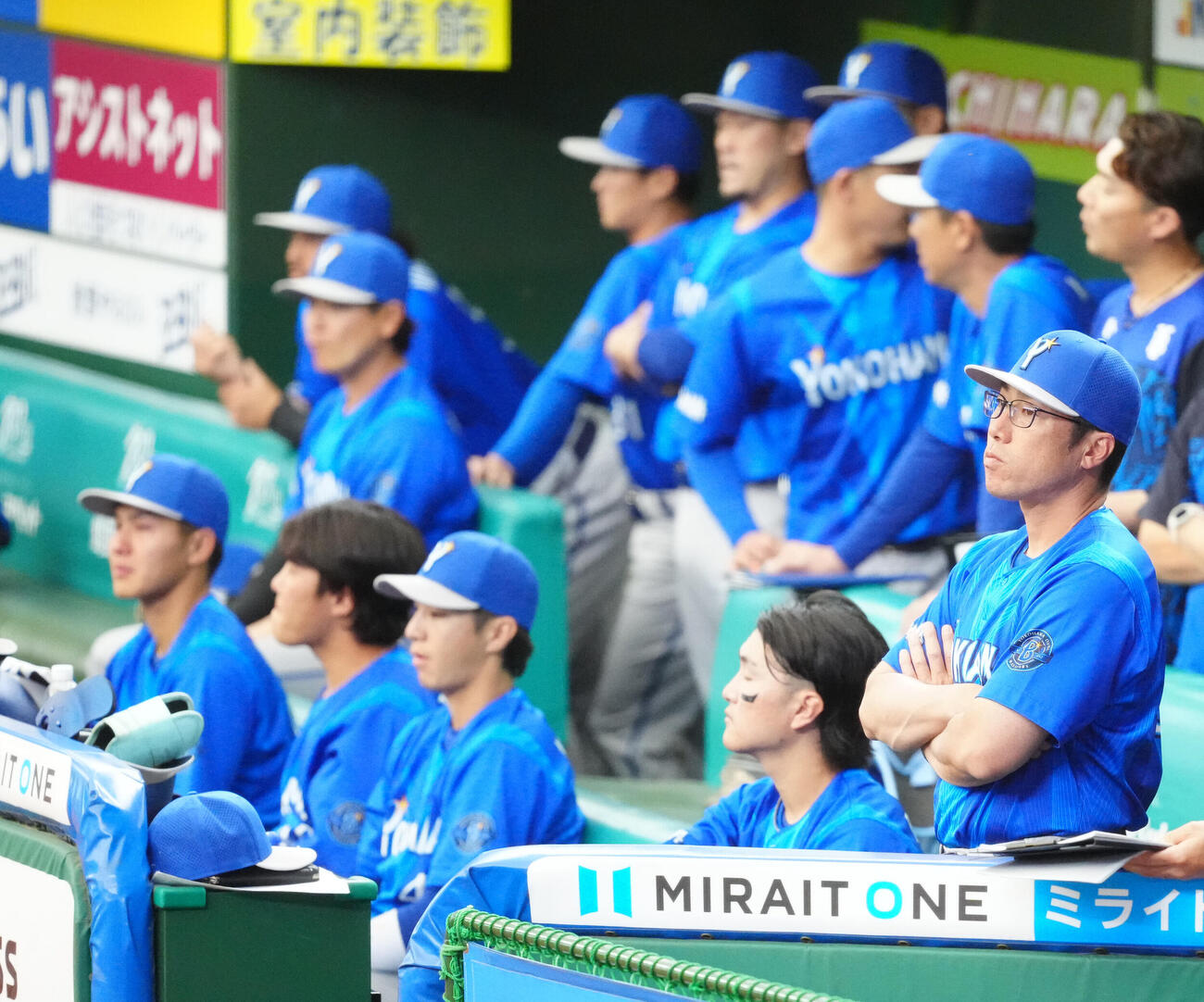 交流戦　西武対DeNA 6回表、ベンチで厳しい表情のDeNA相川亮二監督（右端）（撮影・江口和貴）