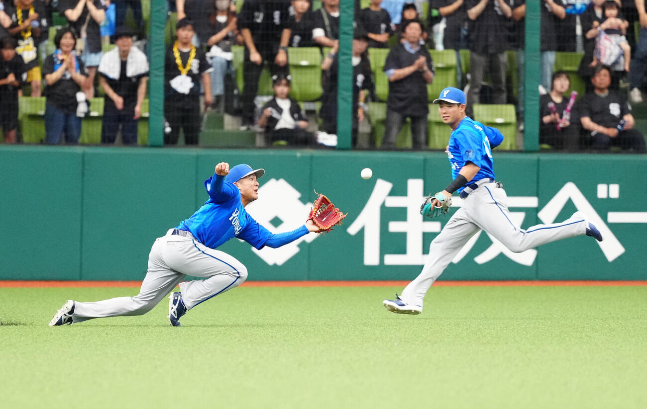 交流戦　西武対DeNA 2回裏西武無死、左飛となった渡部聖弥の打球を好捕する勝又温史（左）。右は中堅手蝦名達夫（撮影・江口和貴）